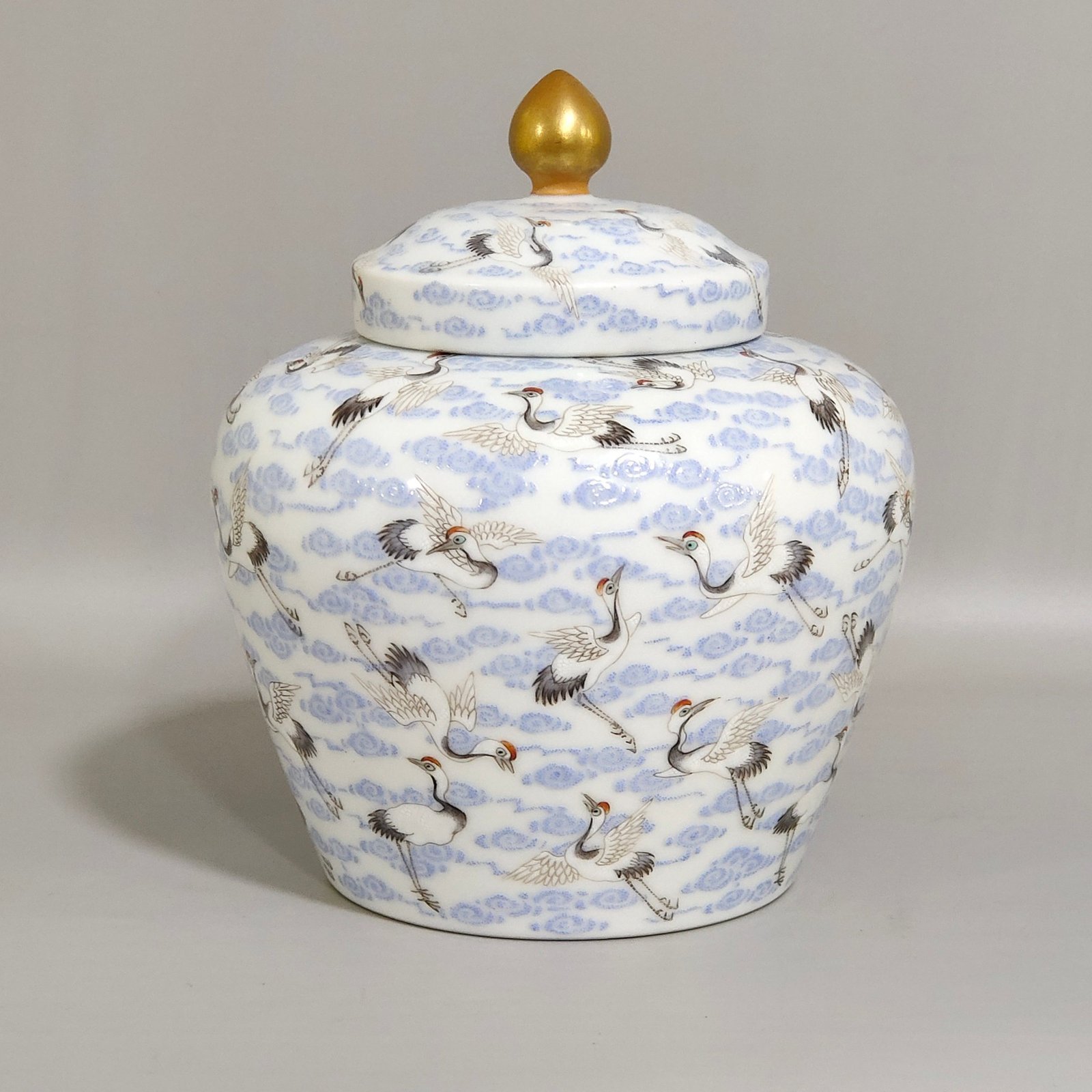 Qing Dynasty Qianlong tea can with auspicious clouds and hundreds of cranes