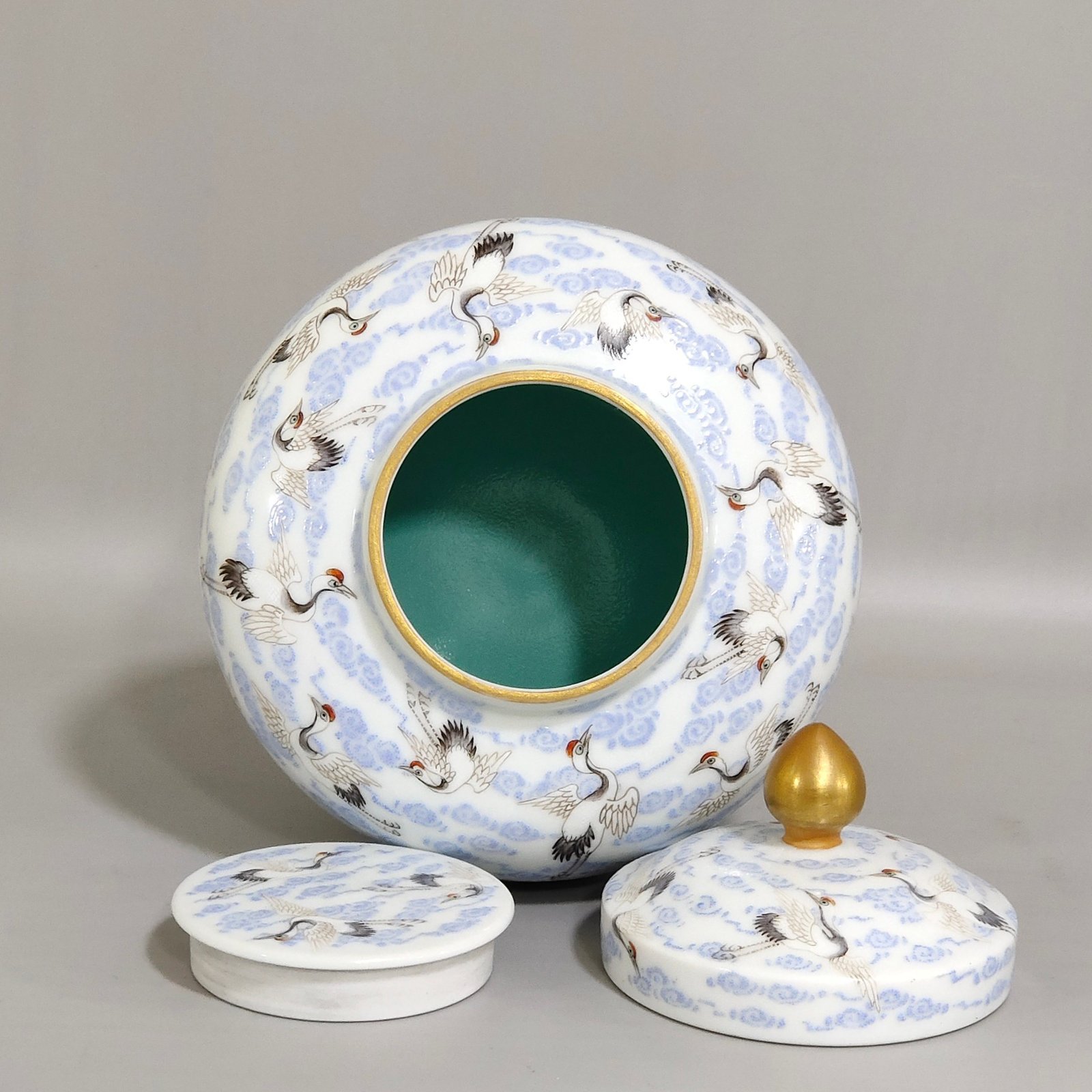 Qing Dynasty Qianlong tea can with auspicious clouds and hundreds of cranes