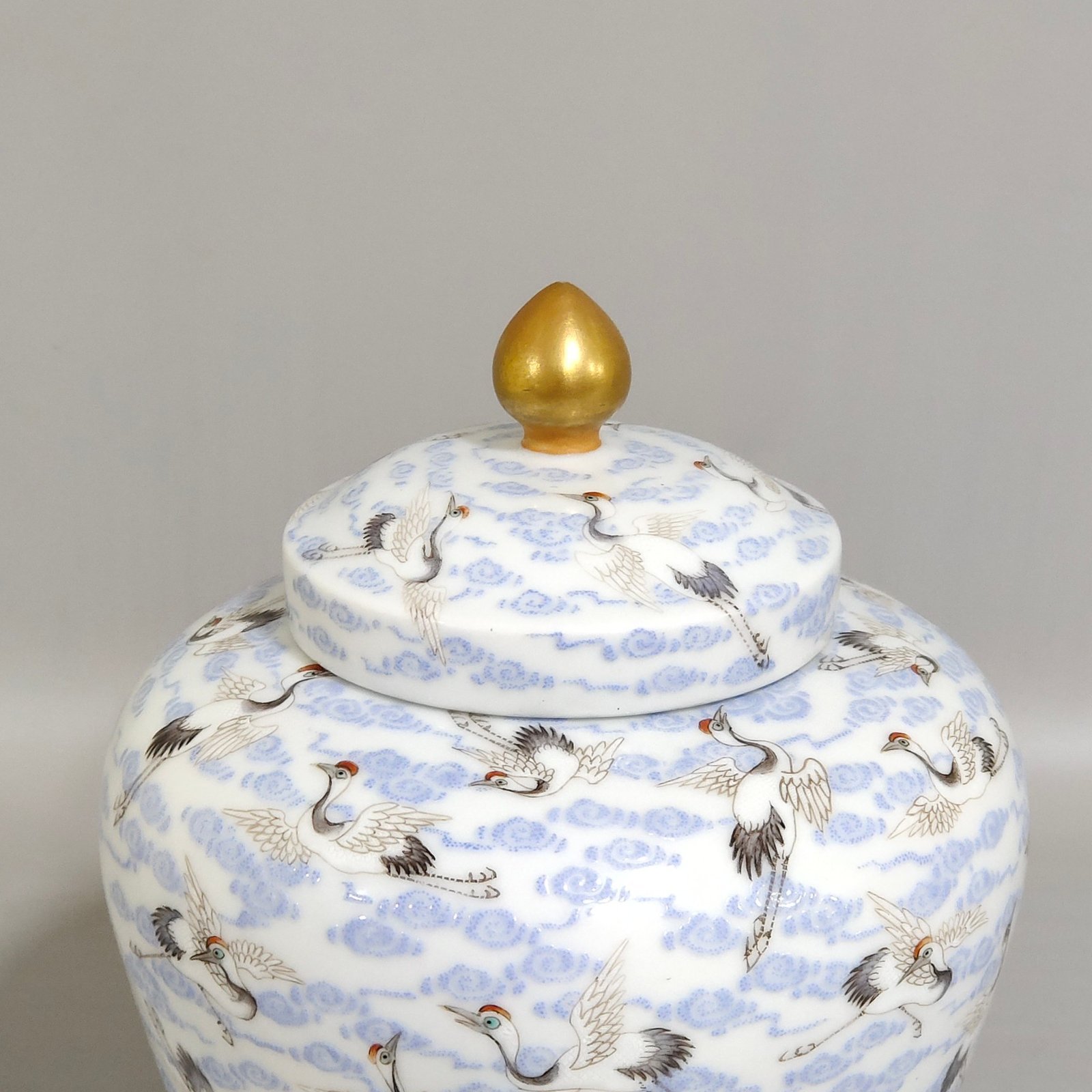 Qing Dynasty Qianlong tea can with auspicious clouds and hundreds of cranes