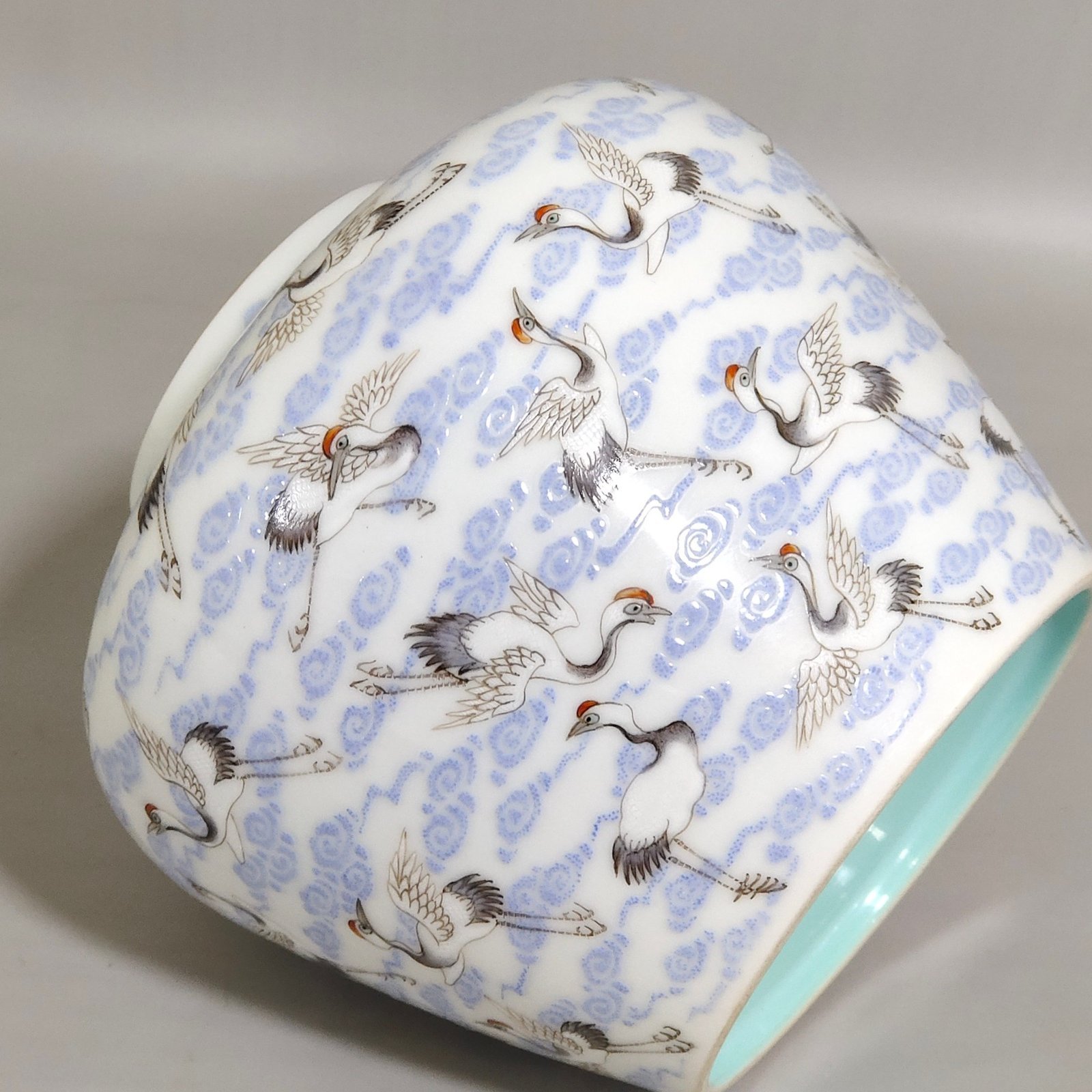 Qing Dynasty Qianlong tea can with auspicious clouds and hundreds of cranes