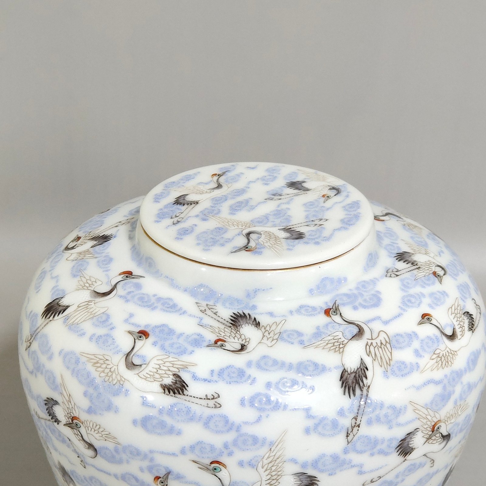 Qing Dynasty Qianlong tea can with auspicious clouds and hundreds of cranes