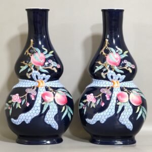 Qing Dynasty Qianlong Festival blue glazed relief vase with longevity peach gourd