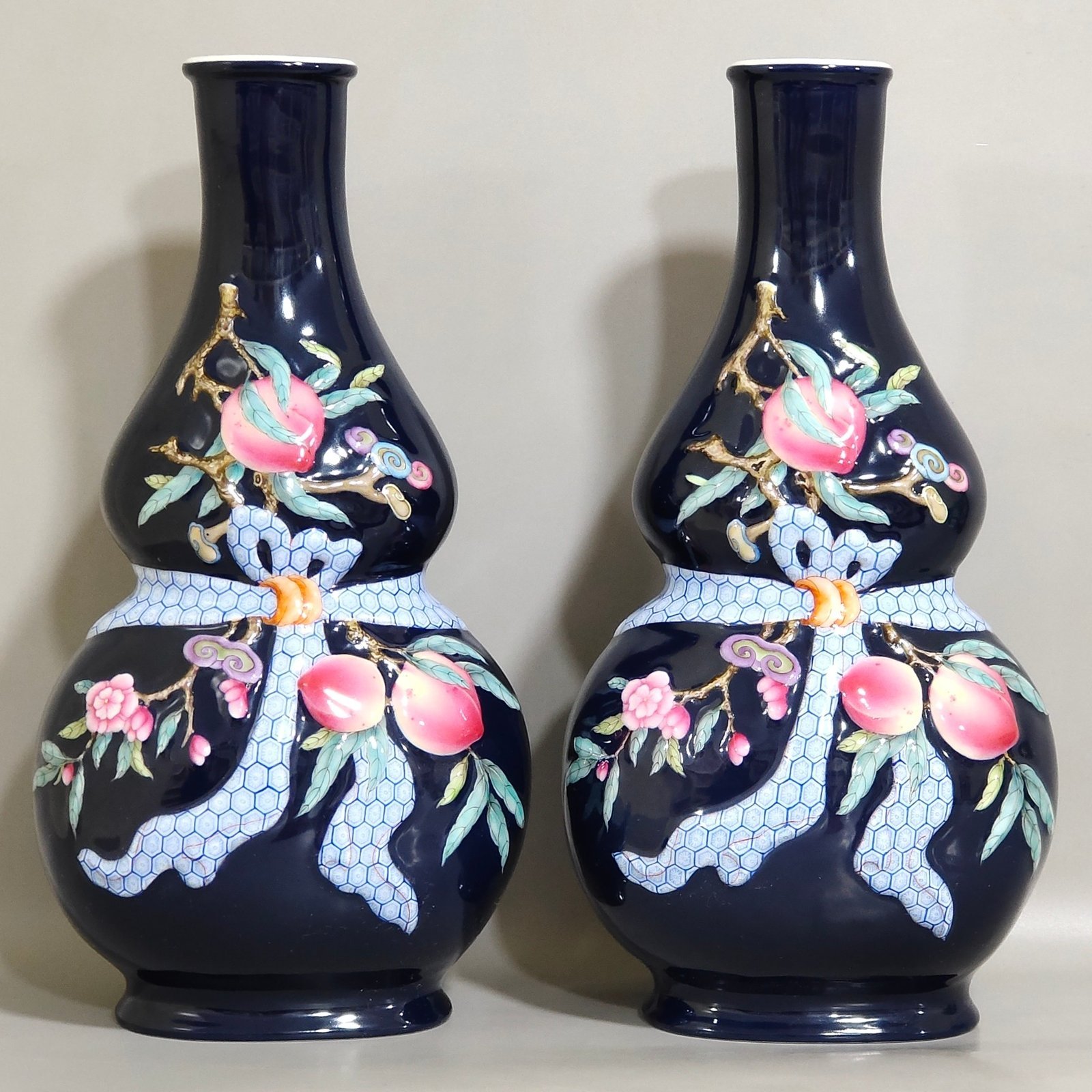 Qing Dynasty Qianlong Festival blue glazed relief vase with longevity peach gourd