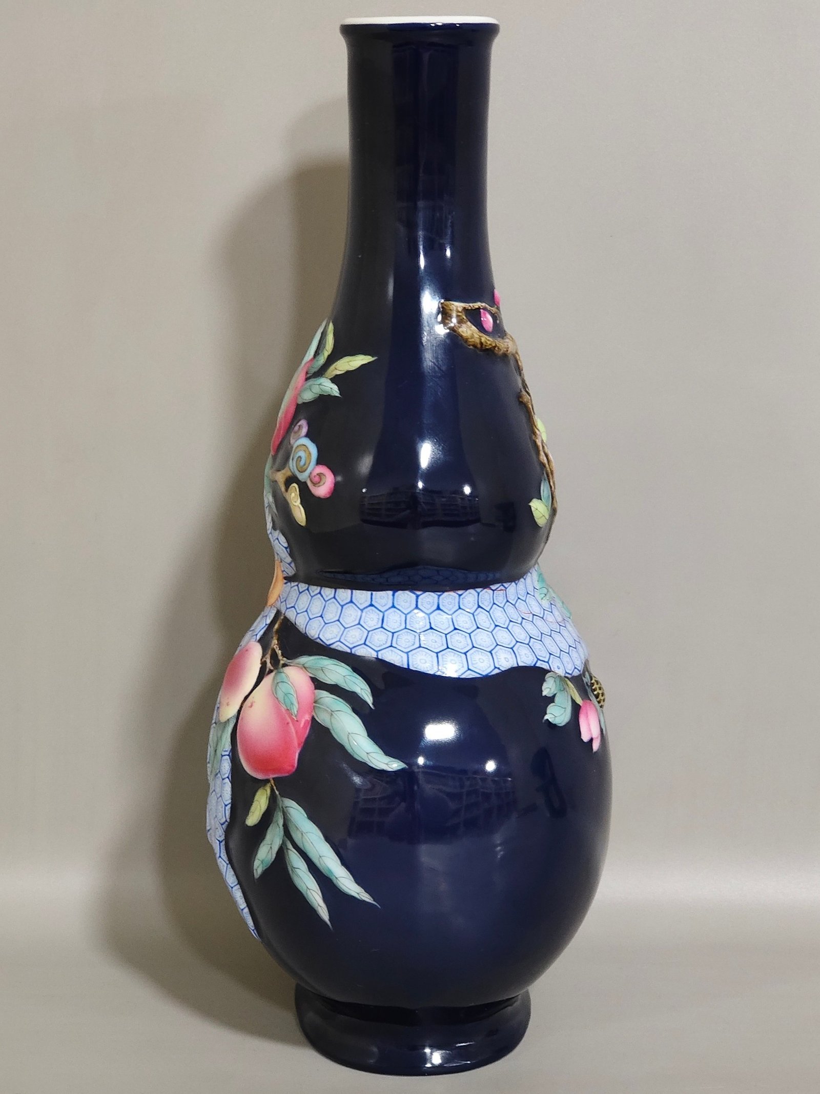 Qing Dynasty Qianlong Festival blue glazed relief vase with longevity peach gourd