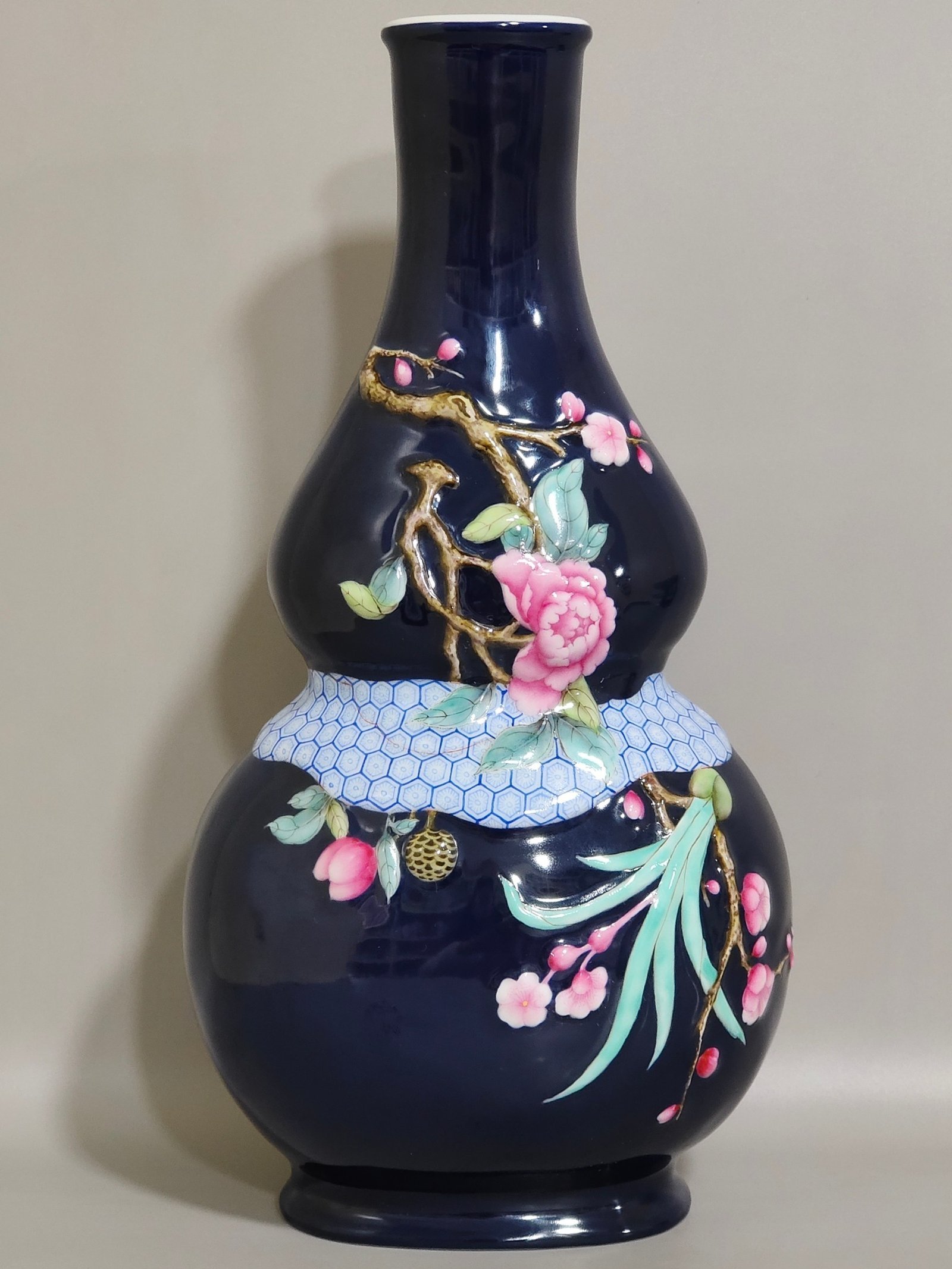 Qing Dynasty Qianlong Festival blue glazed relief vase with longevity peach gourd