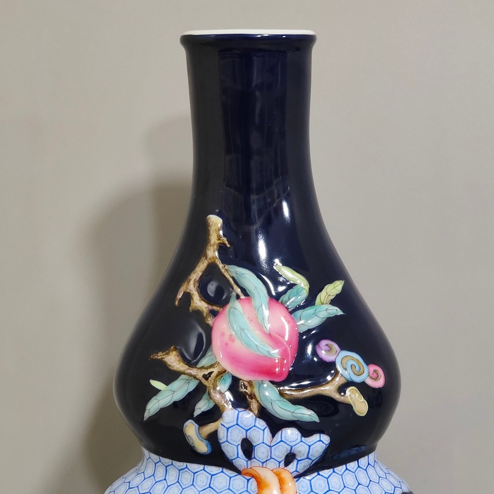 Qing Dynasty Qianlong Festival blue glazed relief vase with longevity peach gourd