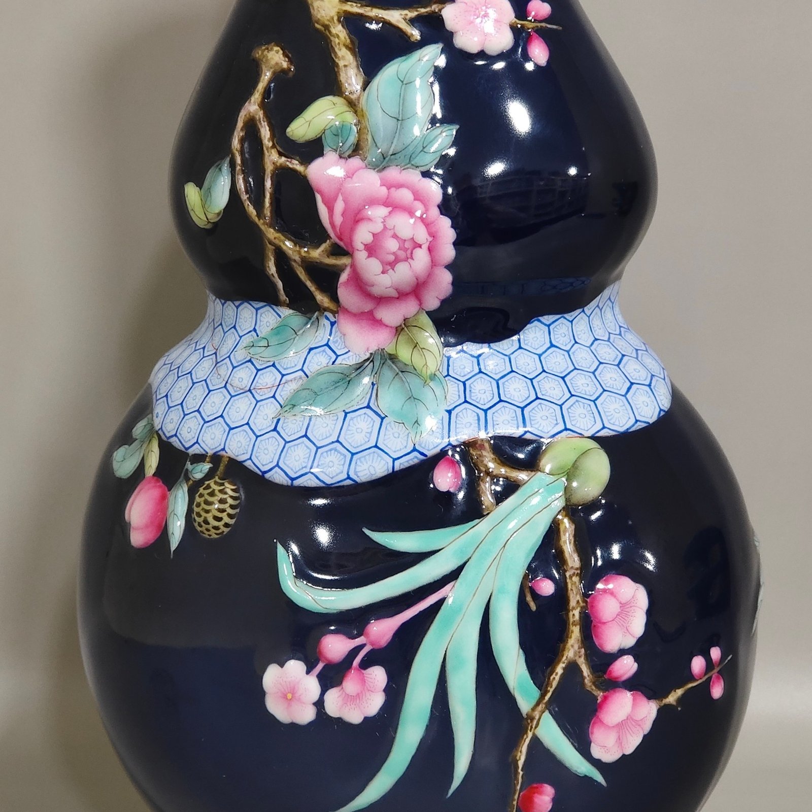 Qing Dynasty Qianlong Festival blue glazed relief vase with longevity peach gourd