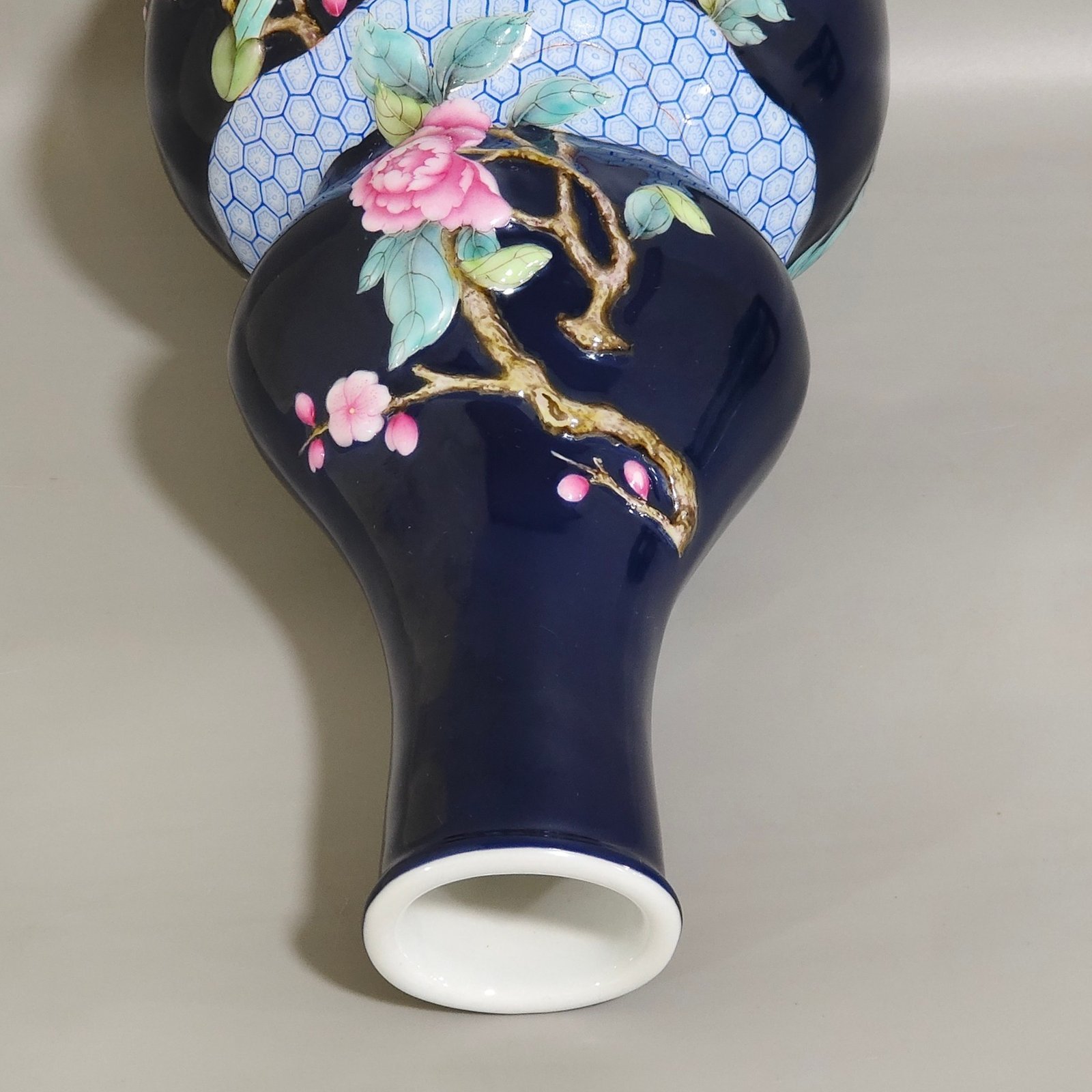 Qing Dynasty Qianlong Festival blue glazed relief vase with longevity peach gourd