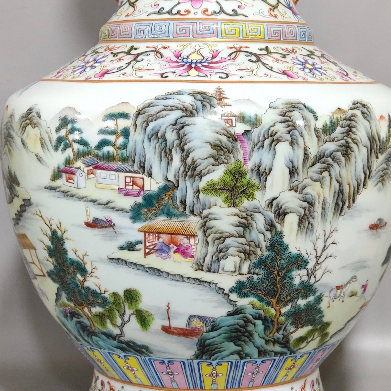 Qing Dynasty Qianlong Fushou Shuangquan landscape amphora