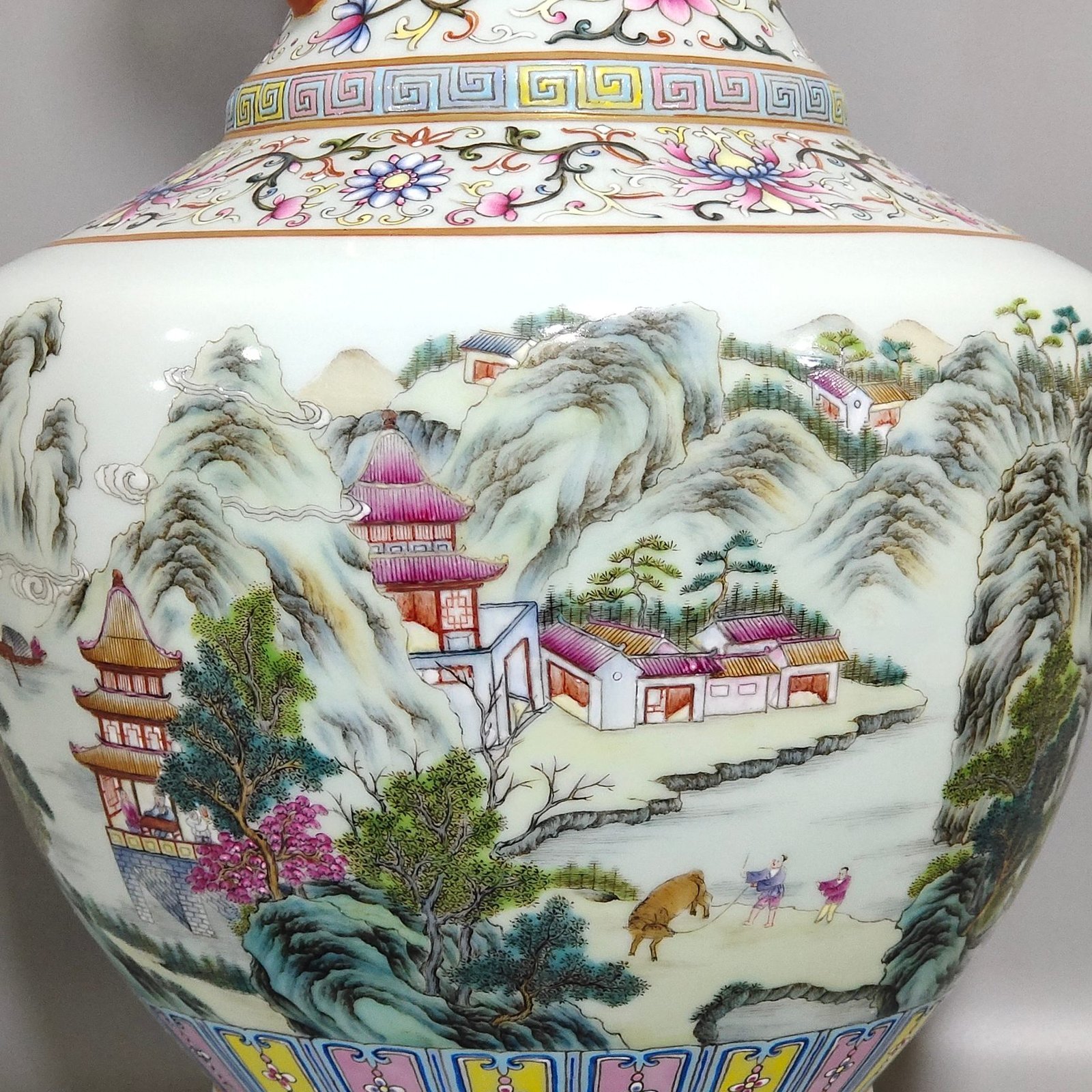 Qing Dynasty Qianlong Fushou Shuangquan landscape amphora