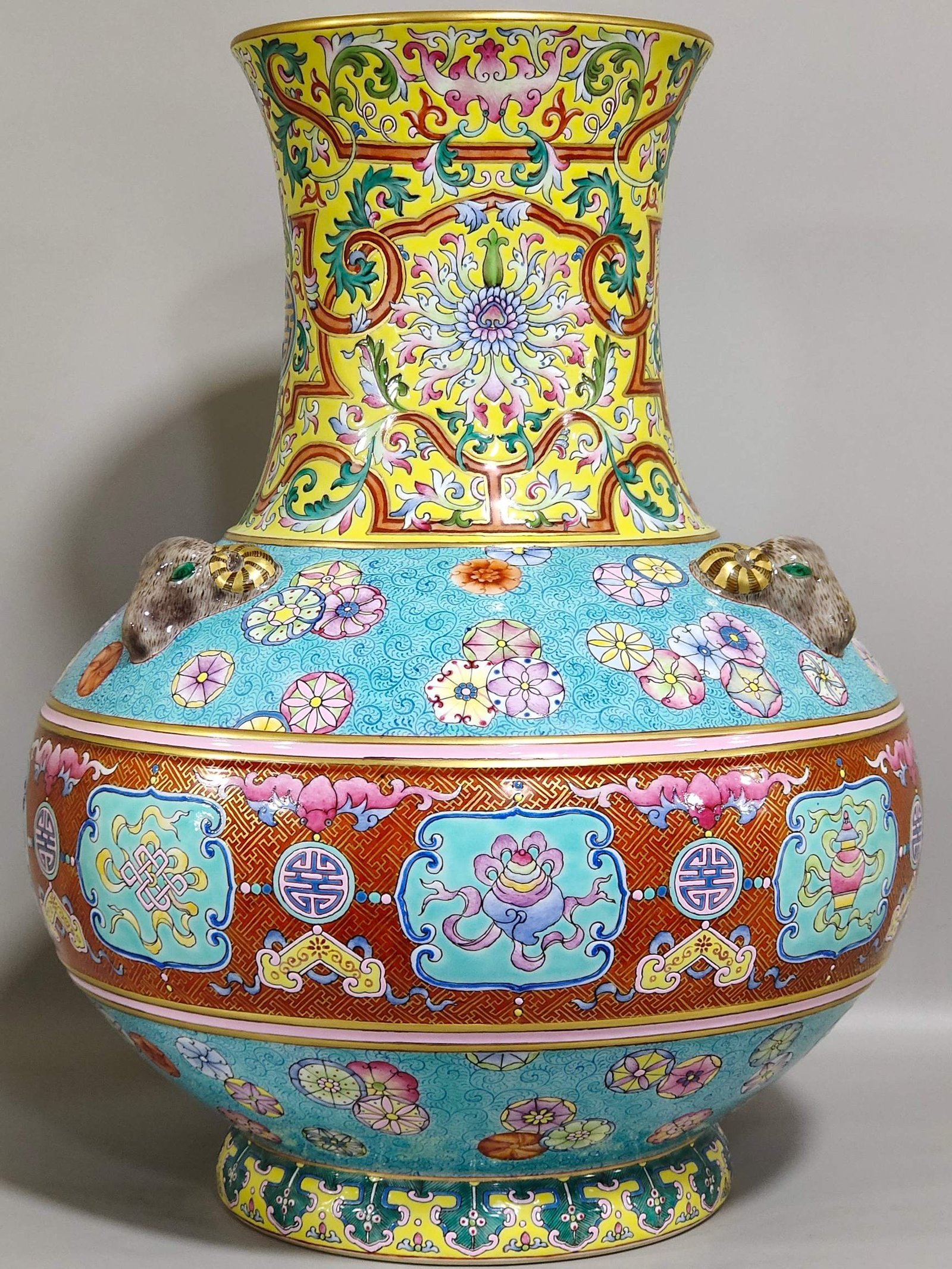 Qing Dynasty Qianlong blessing and longevity Kaitai vase with eight treasures pattern and three sheep