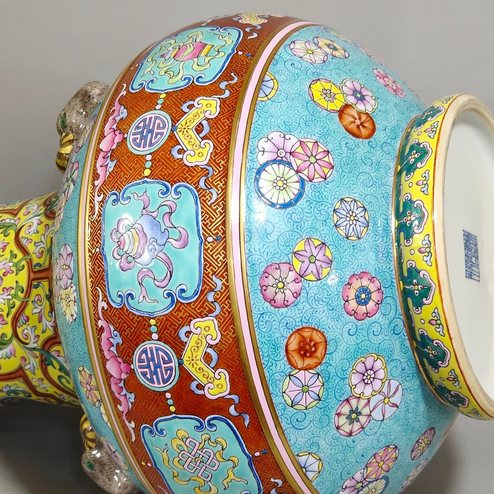 Qing Dynasty Qianlong blessing and longevity Kaitai vase with eight treasures pattern and three sheep