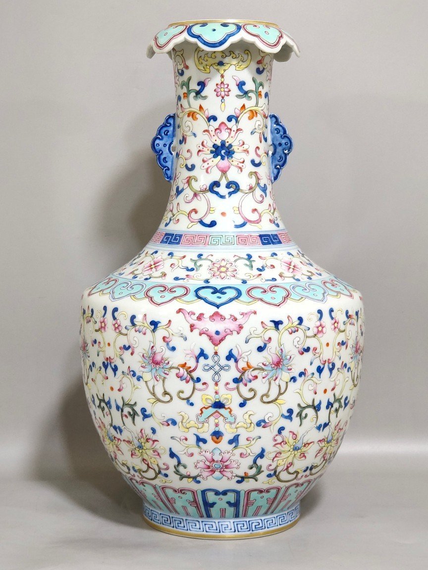 Qing Dynasty Qianlong Fushou Lian amphorae