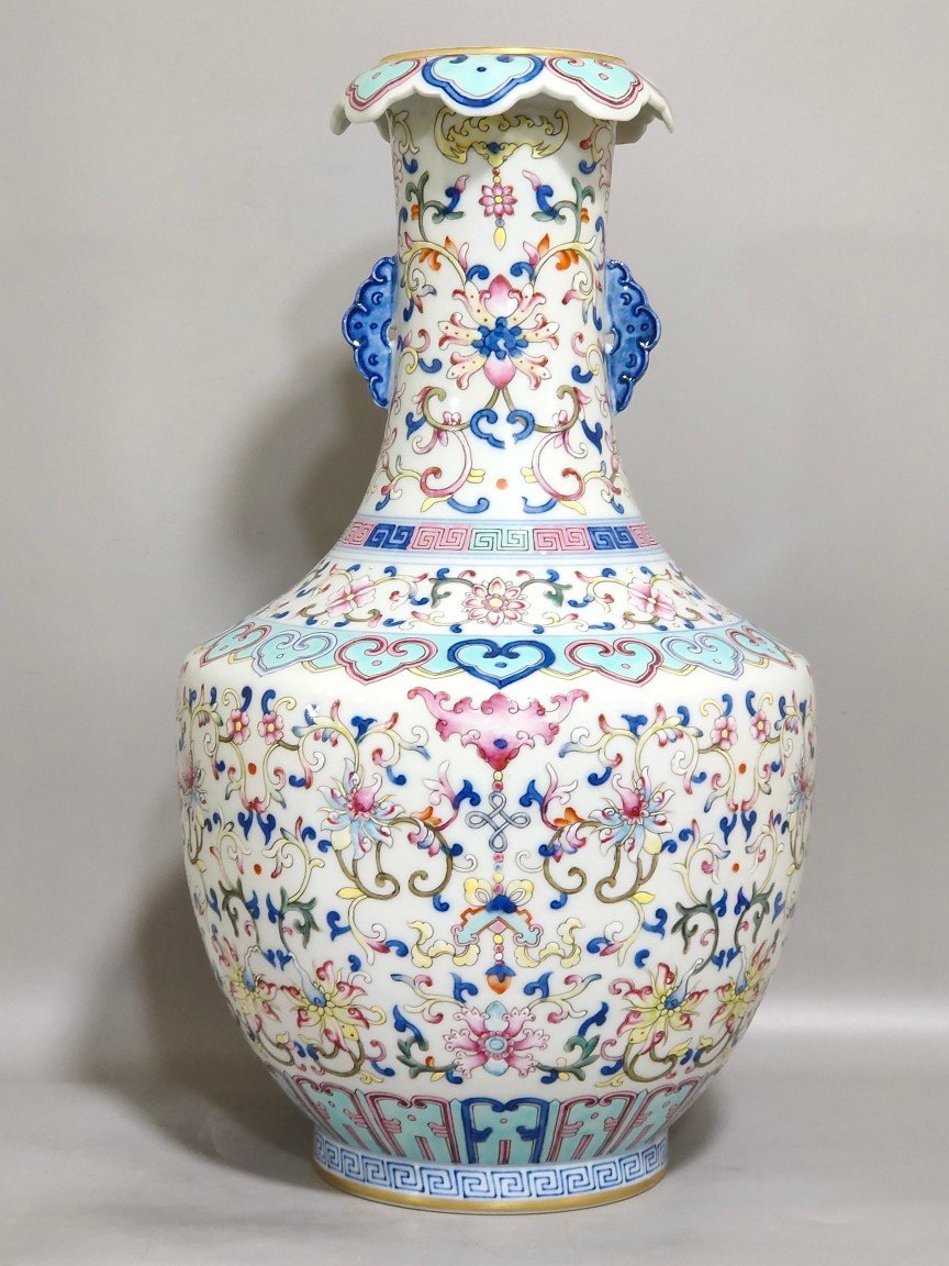 Qing Dynasty Qianlong Fushou Lian amphorae