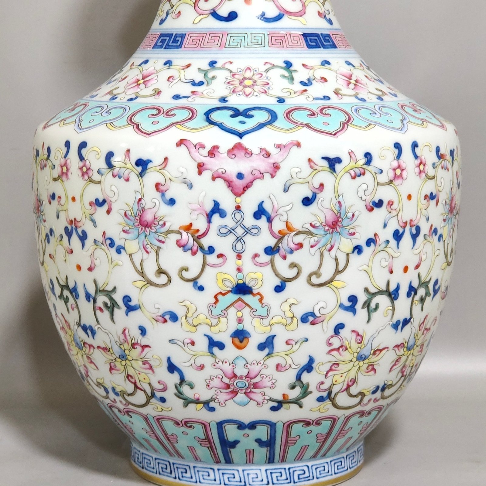 Qing Dynasty Qianlong Fushou Lian amphorae