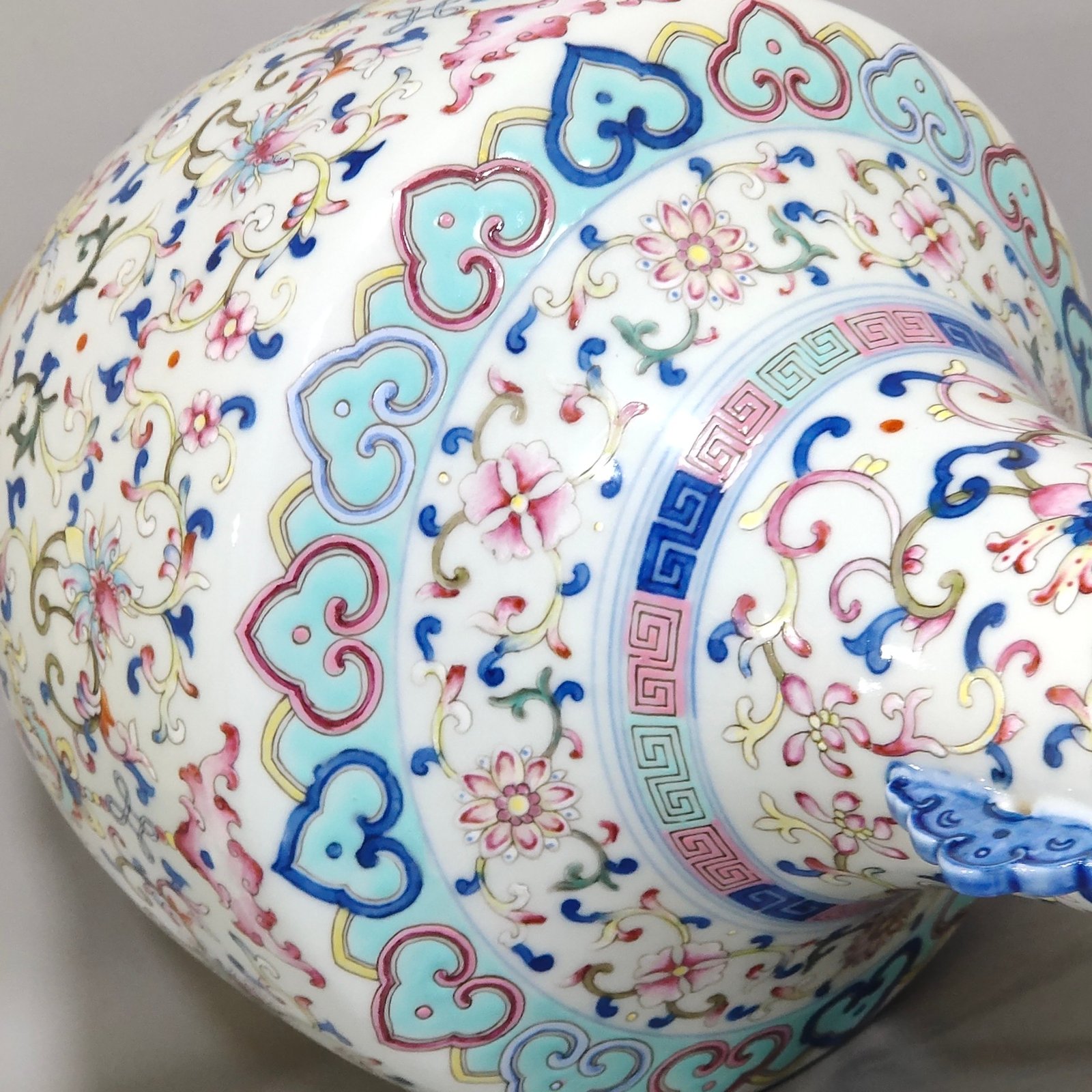 Qing Dynasty Qianlong Fushou Lian amphorae