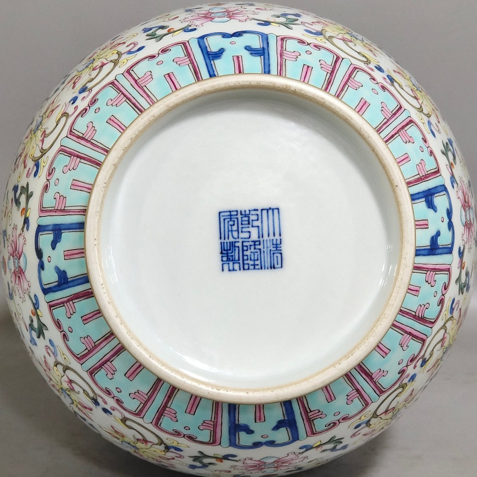Qing Dynasty Qianlong Fushou Lian amphorae