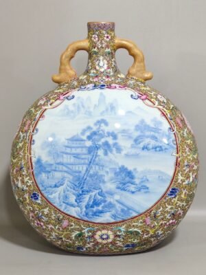 Qing Dynasty Qianlong Fushou continuous window blue landscape moon vase
