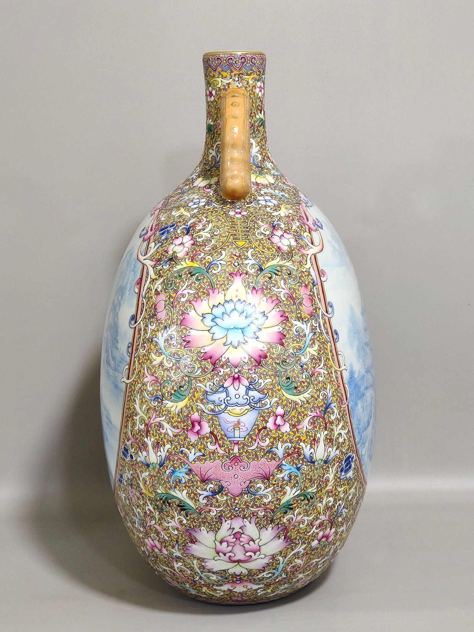 Qing Dynasty Qianlong Fushou continuous window blue landscape moon vase