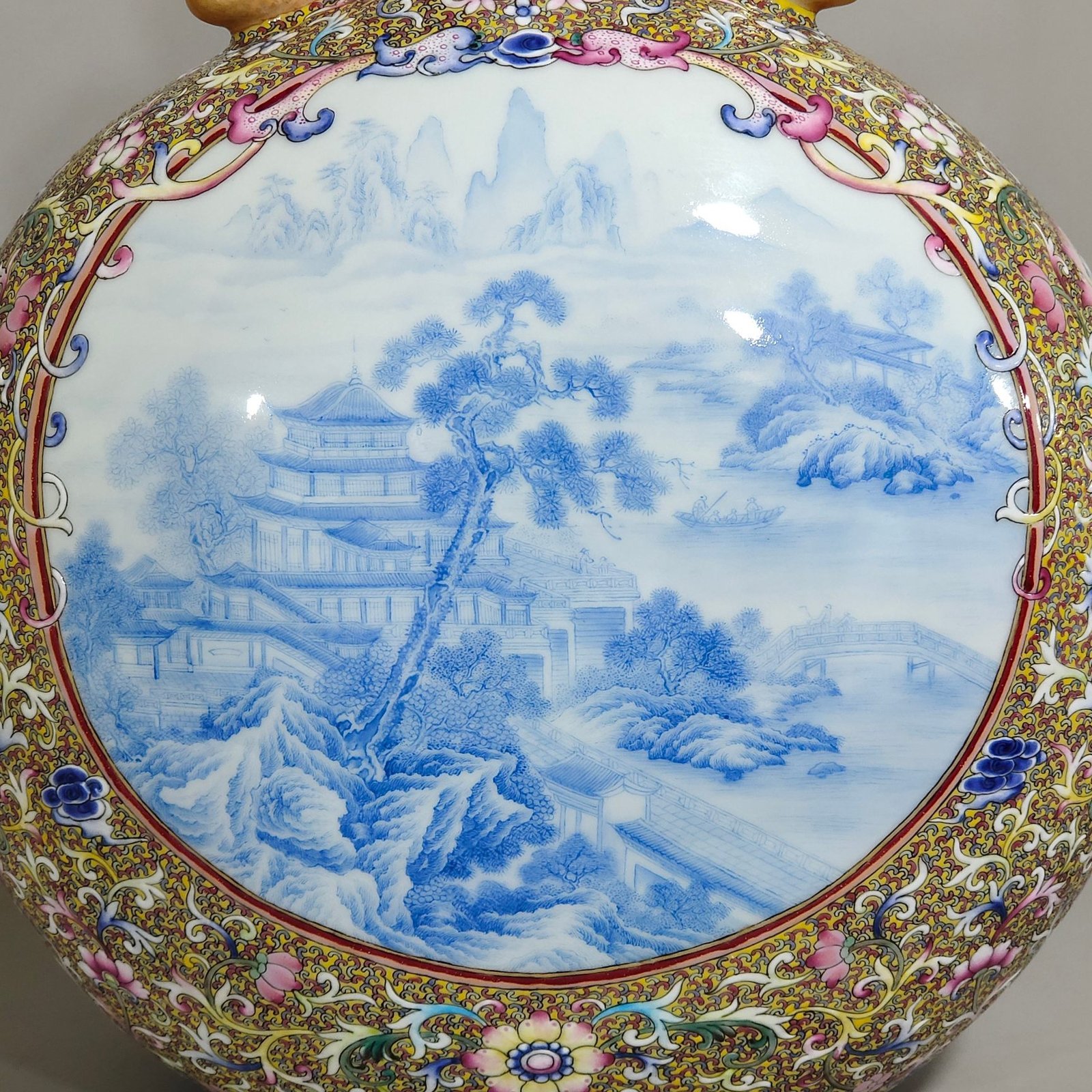 Qing Dynasty Qianlong Fushou continuous window blue landscape moon vase
