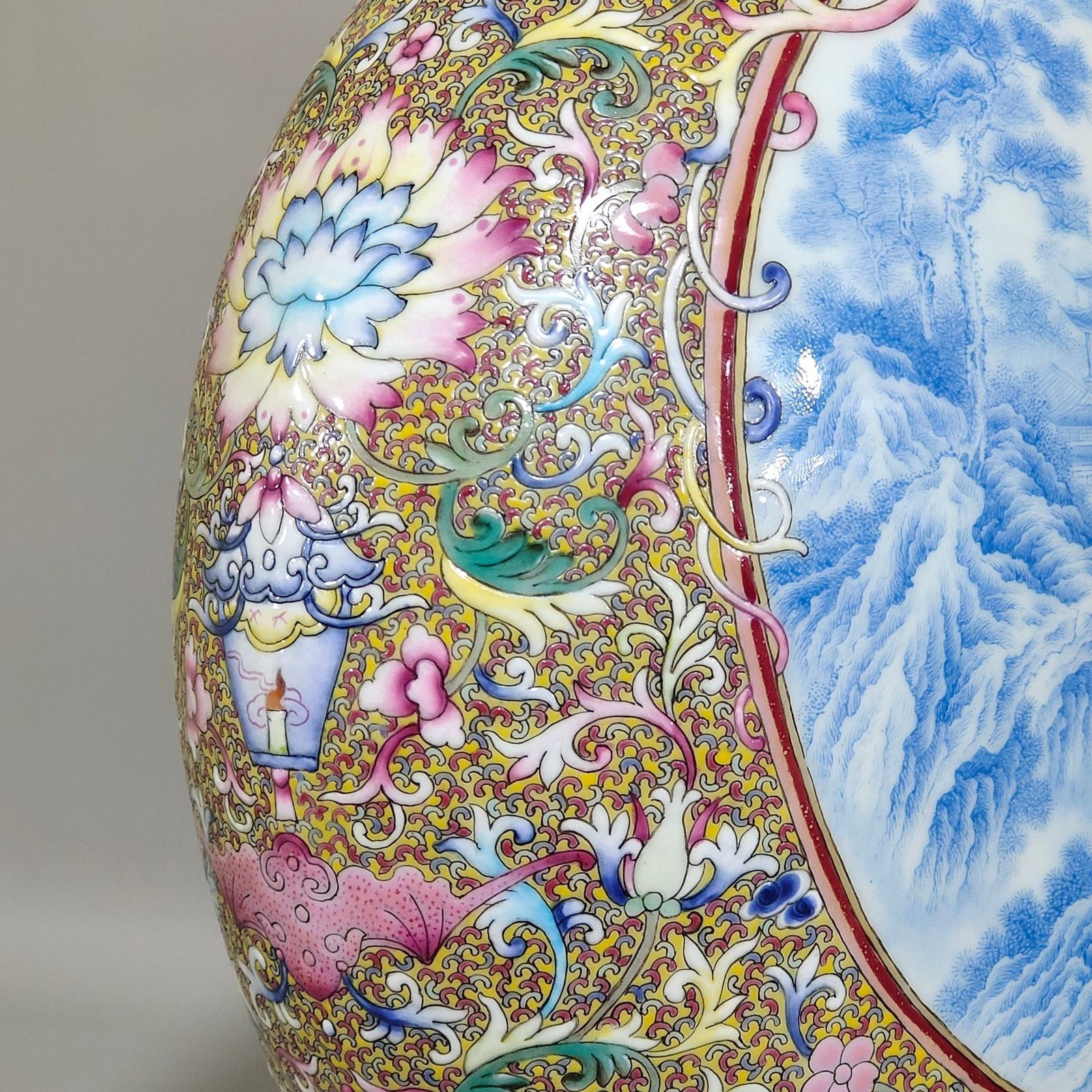 Qing Dynasty Qianlong Fushou continuous window blue landscape moon vase