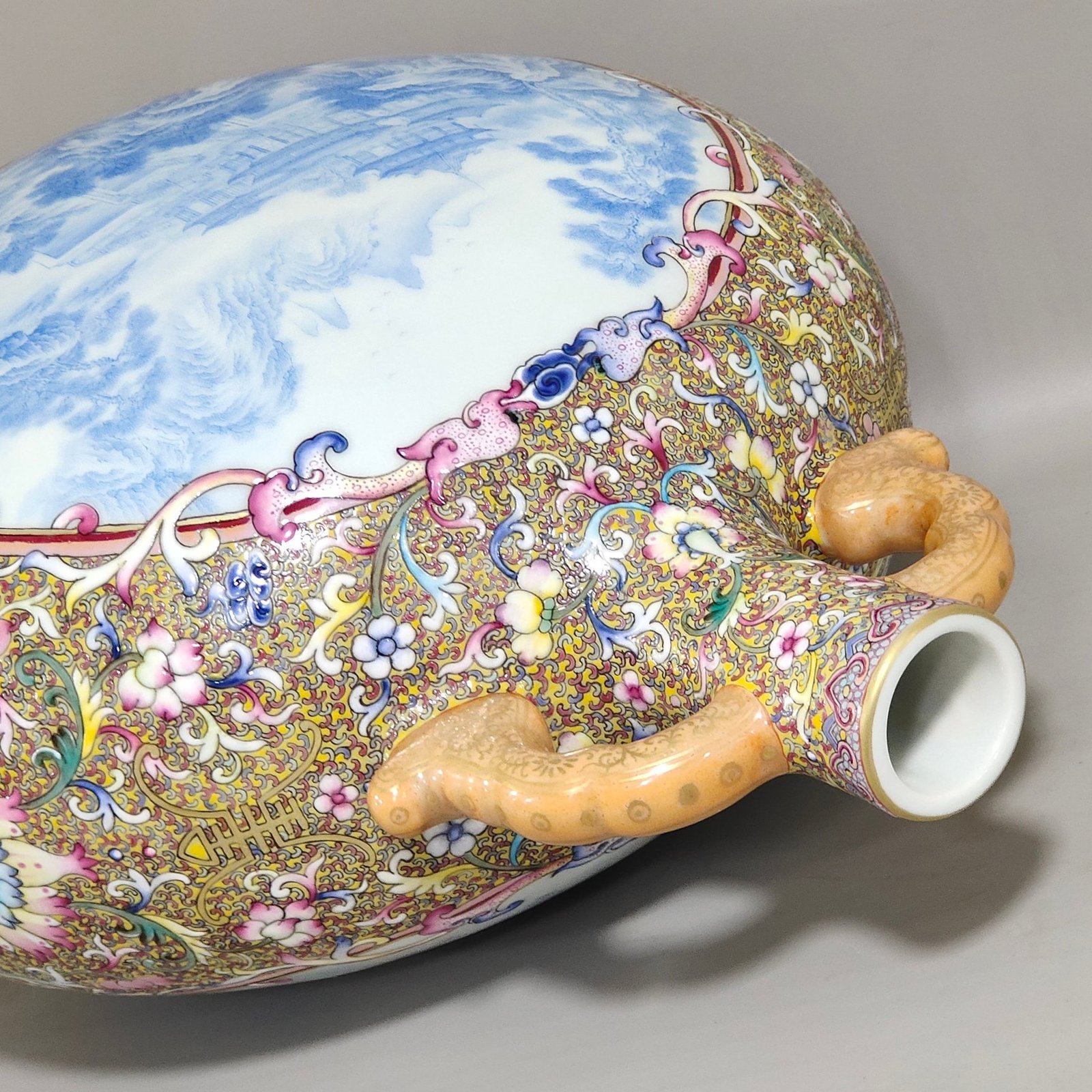 Qing Dynasty Qianlong Fushou continuous window blue landscape moon vase