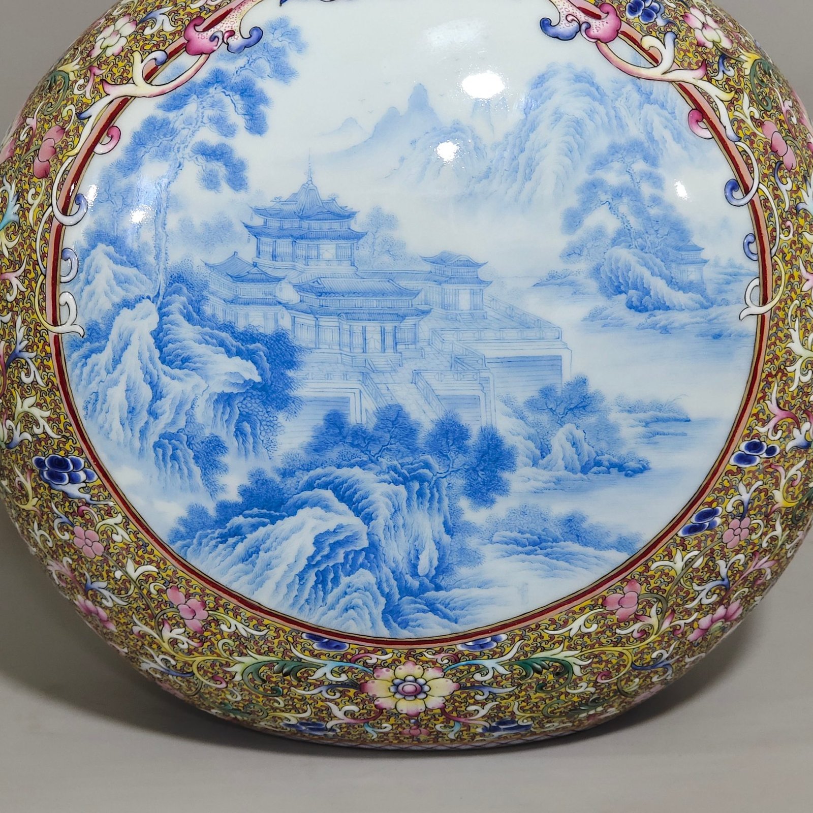 Qing Dynasty Qianlong Fushou continuous window blue landscape moon vase