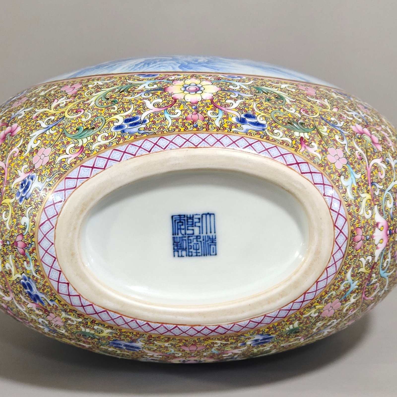 Qing Dynasty Qianlong Fushou continuous window blue landscape moon vase