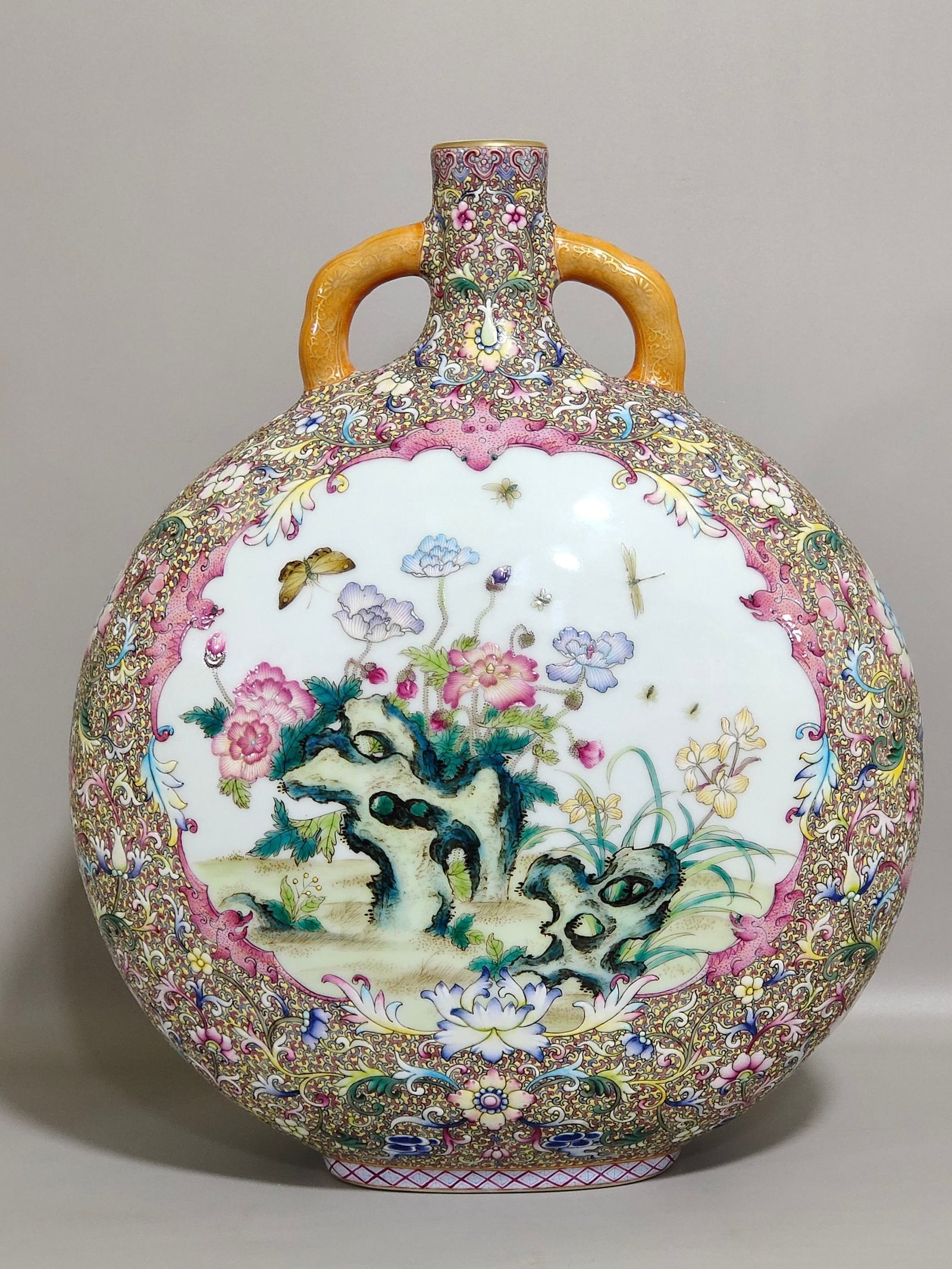 Qing Dynasty Qianlong Fushou Continuous Open Window Poppy Holding the Moon Vase