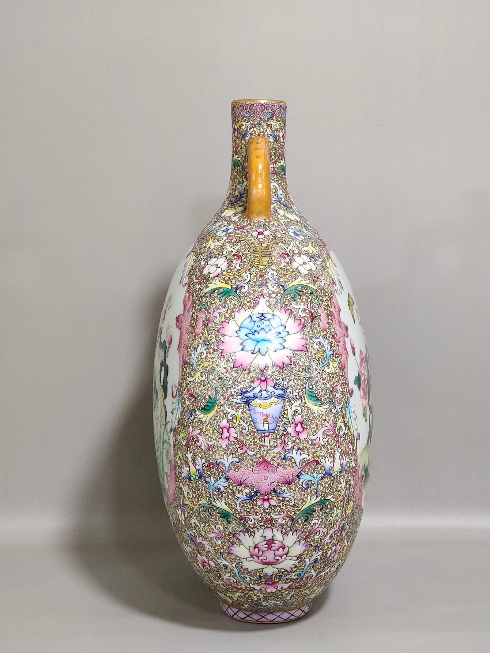 Qing Dynasty Qianlong Fushou Continuous Open Window Poppy Holding the Moon Vase