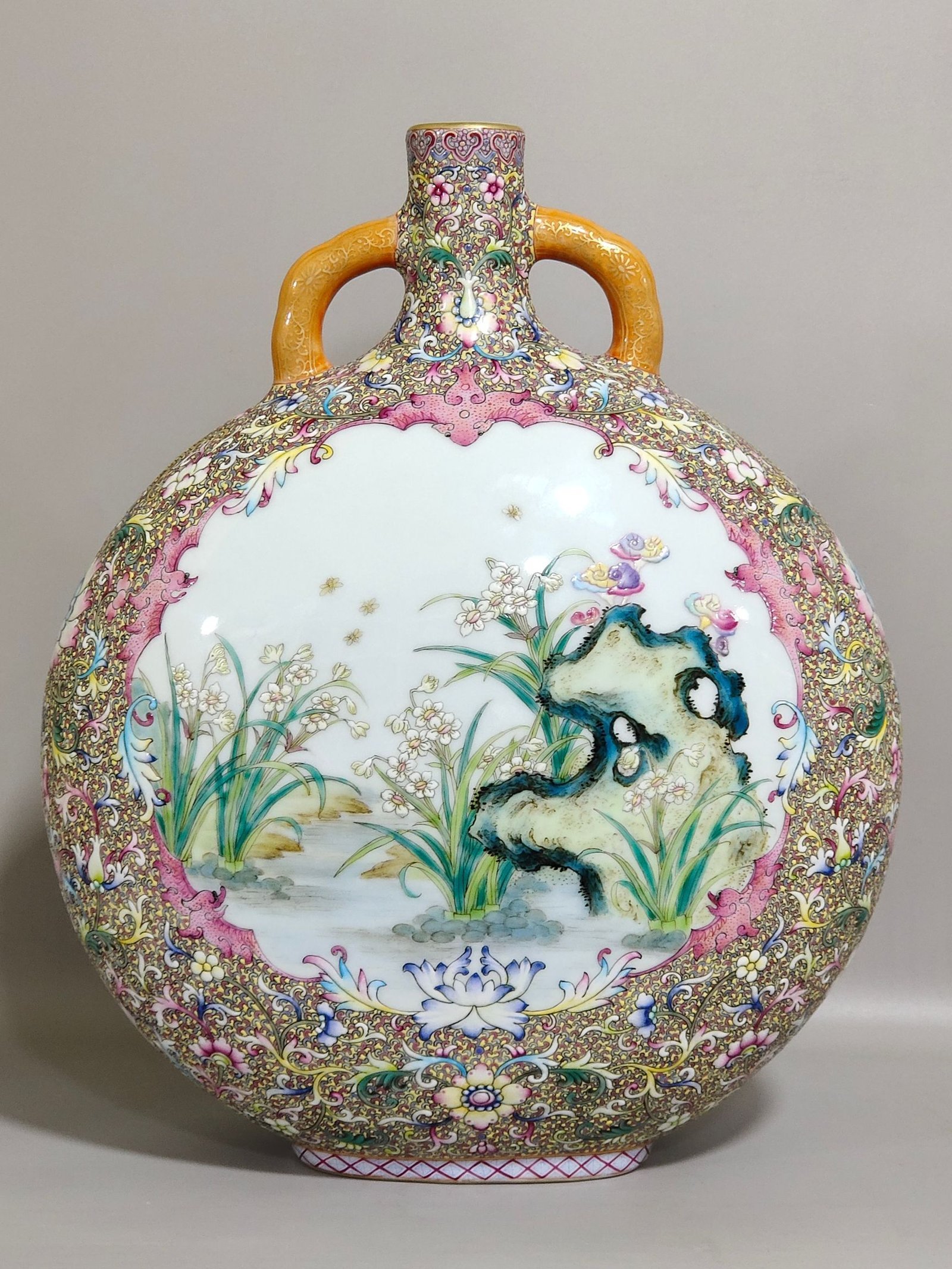 Qing Dynasty Qianlong Fushou Continuous Open Window Poppy Holding the Moon Vase