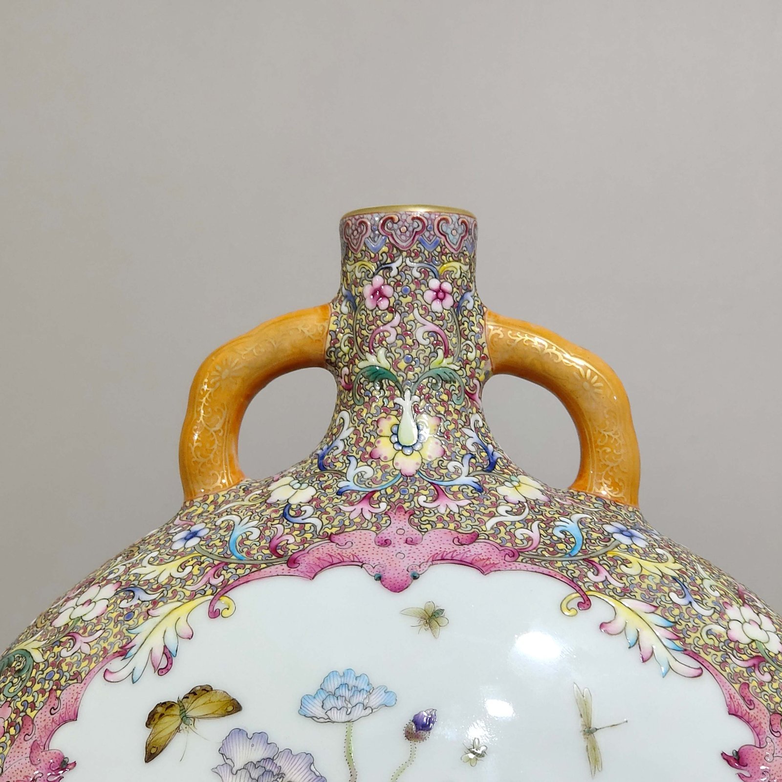 Qing Dynasty Qianlong Fushou Continuous Open Window Poppy Holding the Moon Vase