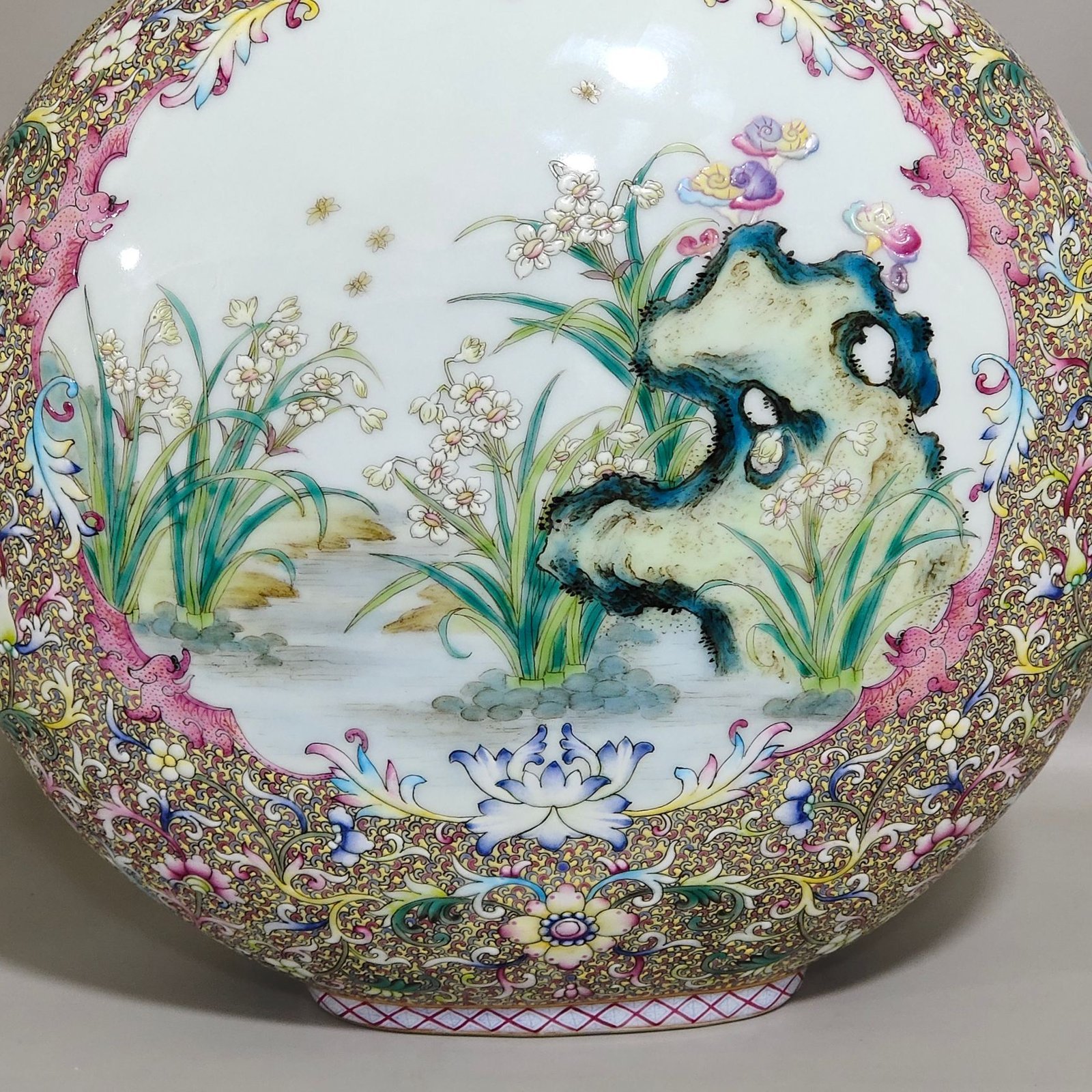Qing Dynasty Qianlong Fushou Continuous Open Window Poppy Holding the Moon Vase