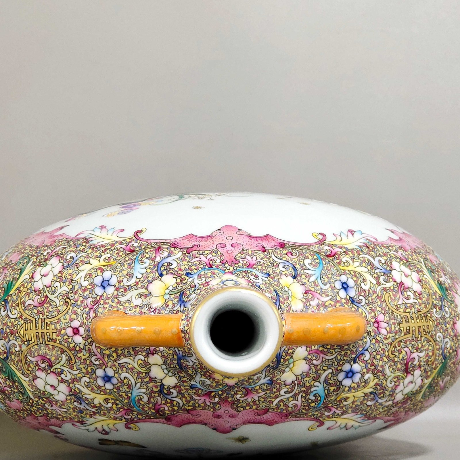 Qing Dynasty Qianlong Fushou Continuous Open Window Poppy Holding the Moon Vase