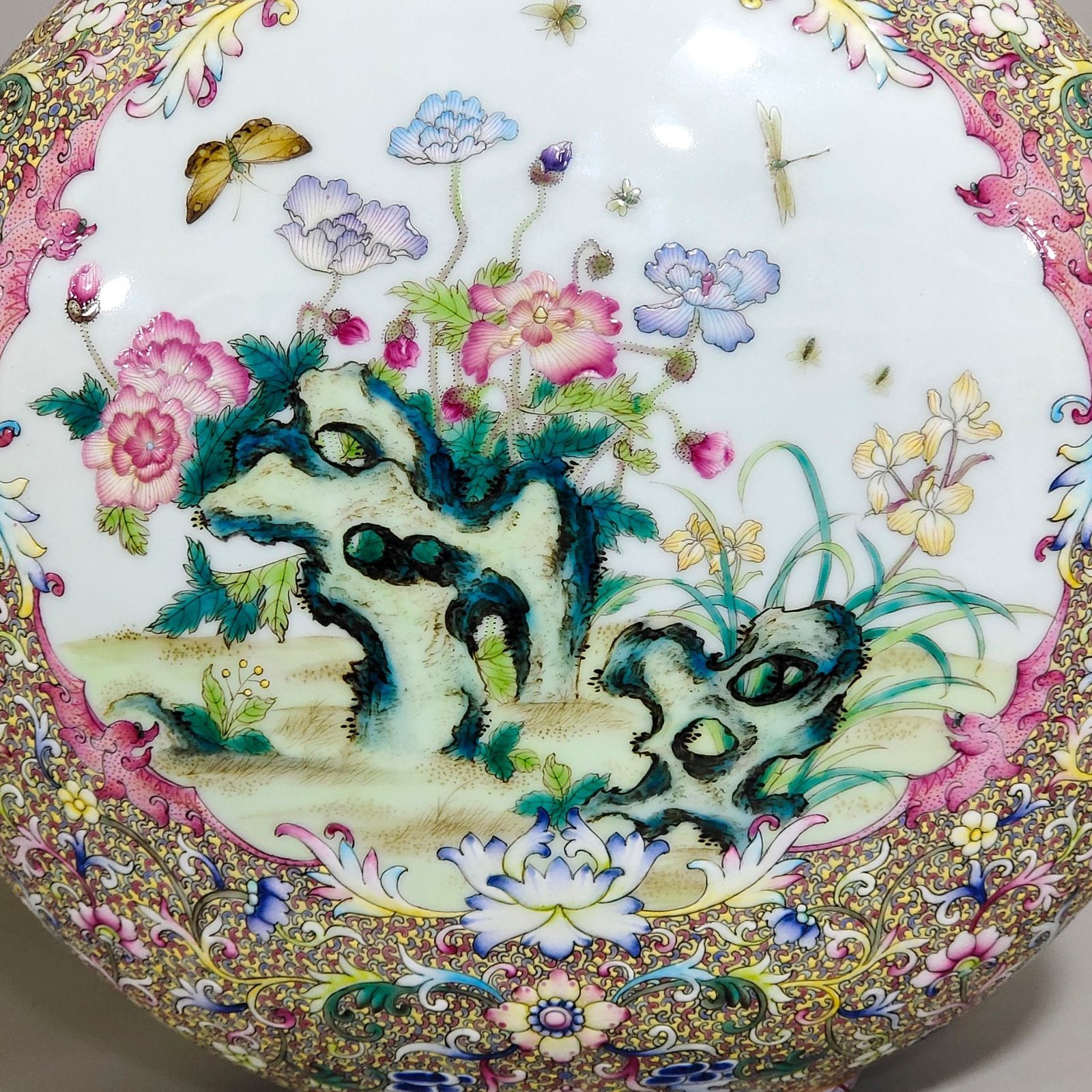 Qing Dynasty Qianlong Fushou Continuous Open Window Poppy Holding the Moon Vase