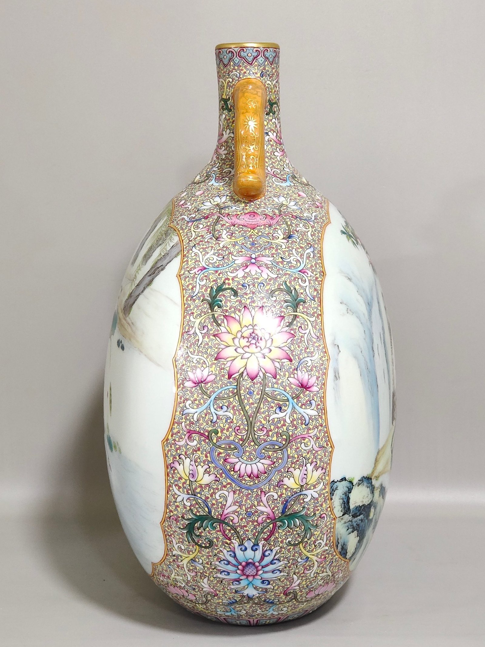 Qing Dynasty Qianlong blessing and longevity a moon holding vase