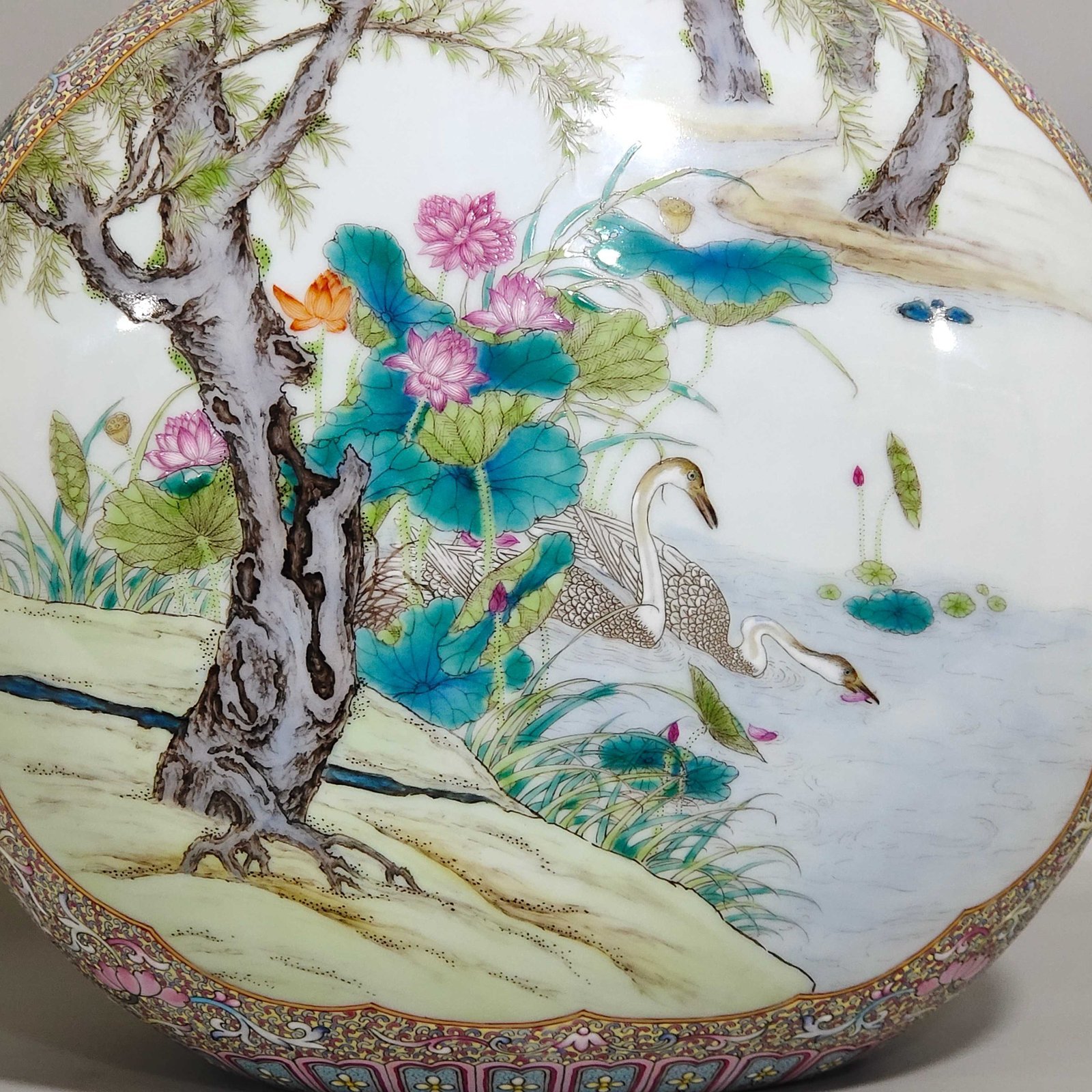 Qing Dynasty Qianlong blessing and longevity a moon holding vase