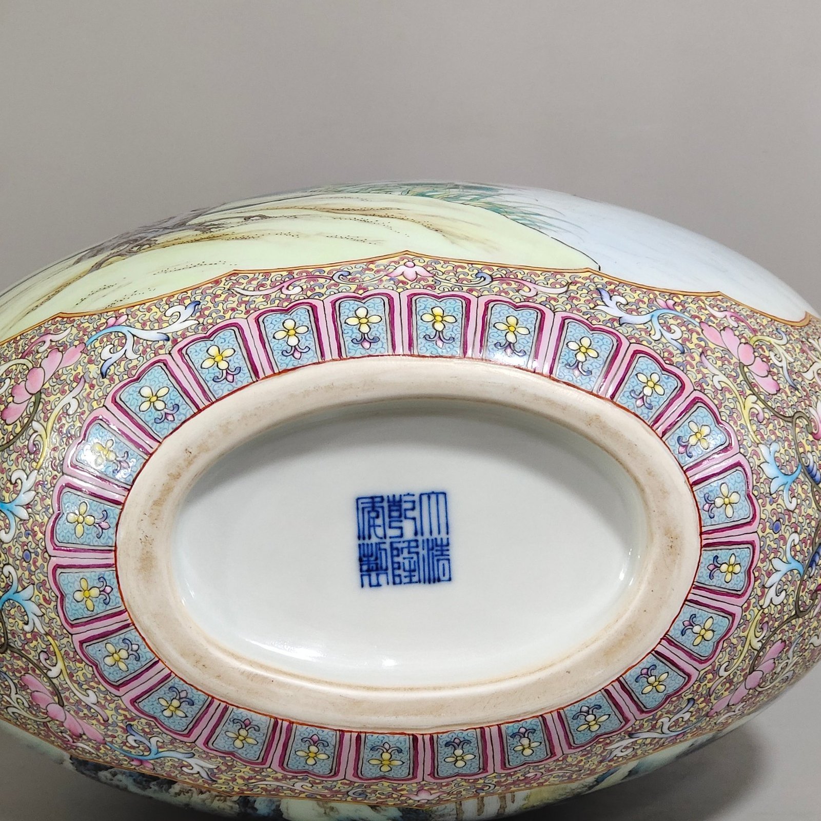 Qing Dynasty Qianlong blessing and longevity a moon holding vase