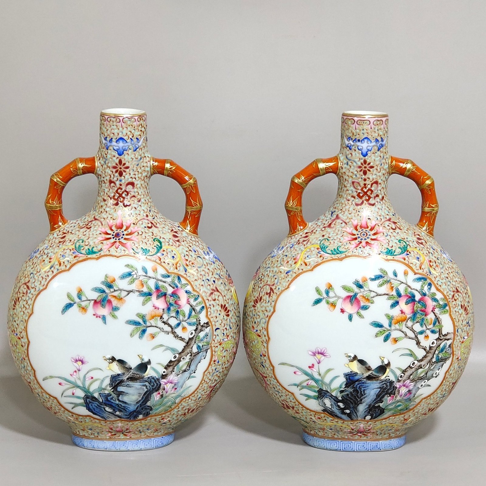 Qing Dynasty Qianlong blessing and longevity vase with gold window opening flowers and birds