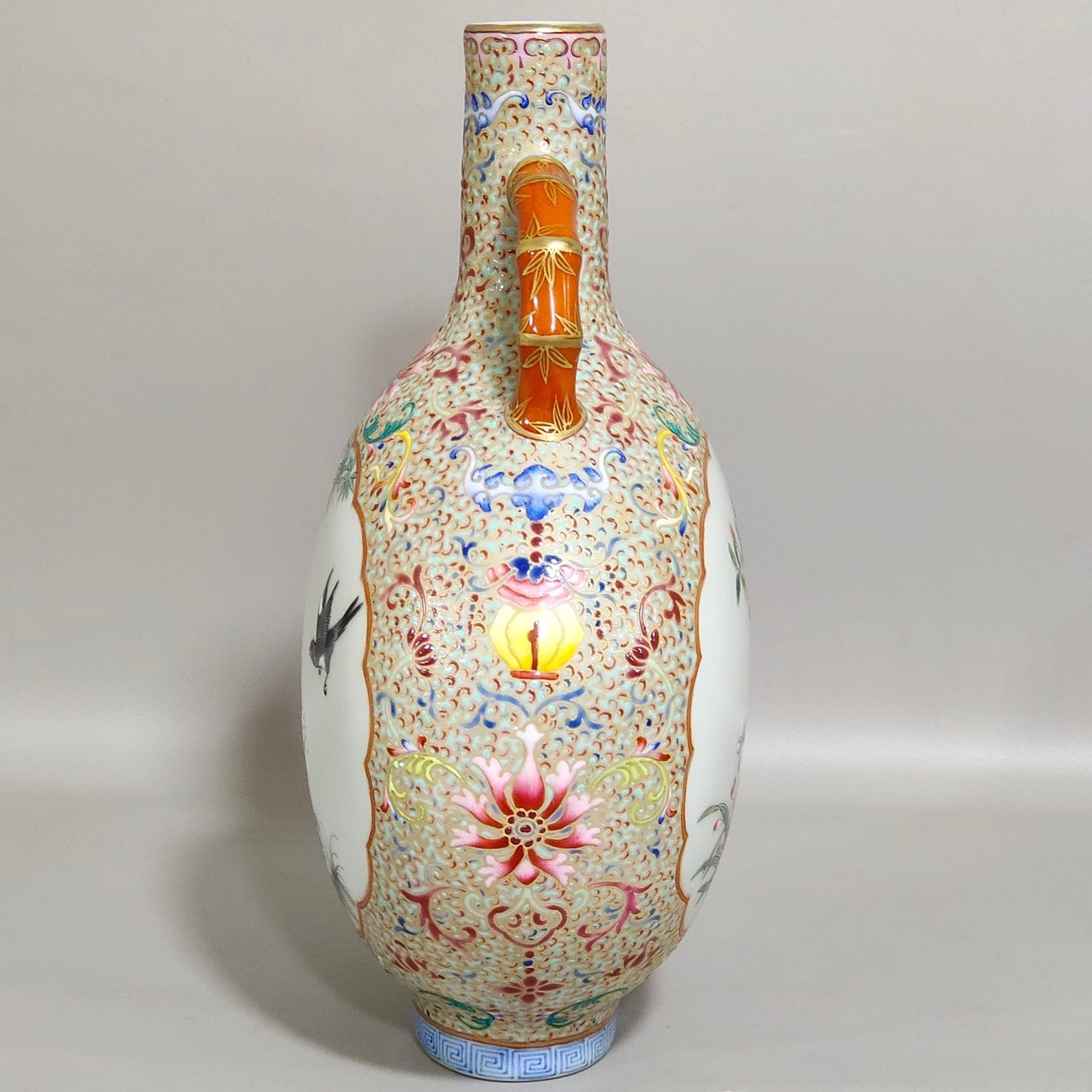 Qing Dynasty Qianlong blessing and longevity vase with gold window opening flowers and birds