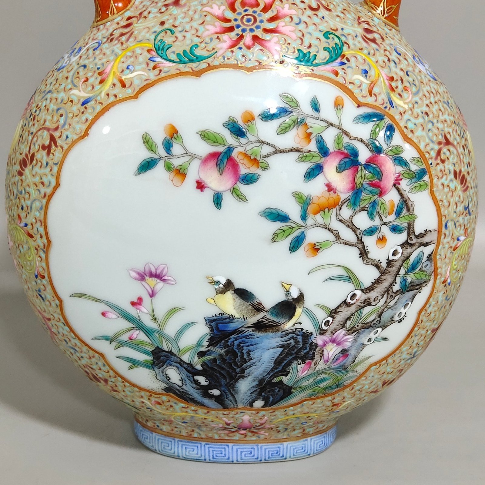 Qing Dynasty Qianlong blessing and longevity vase with gold window opening flowers and birds