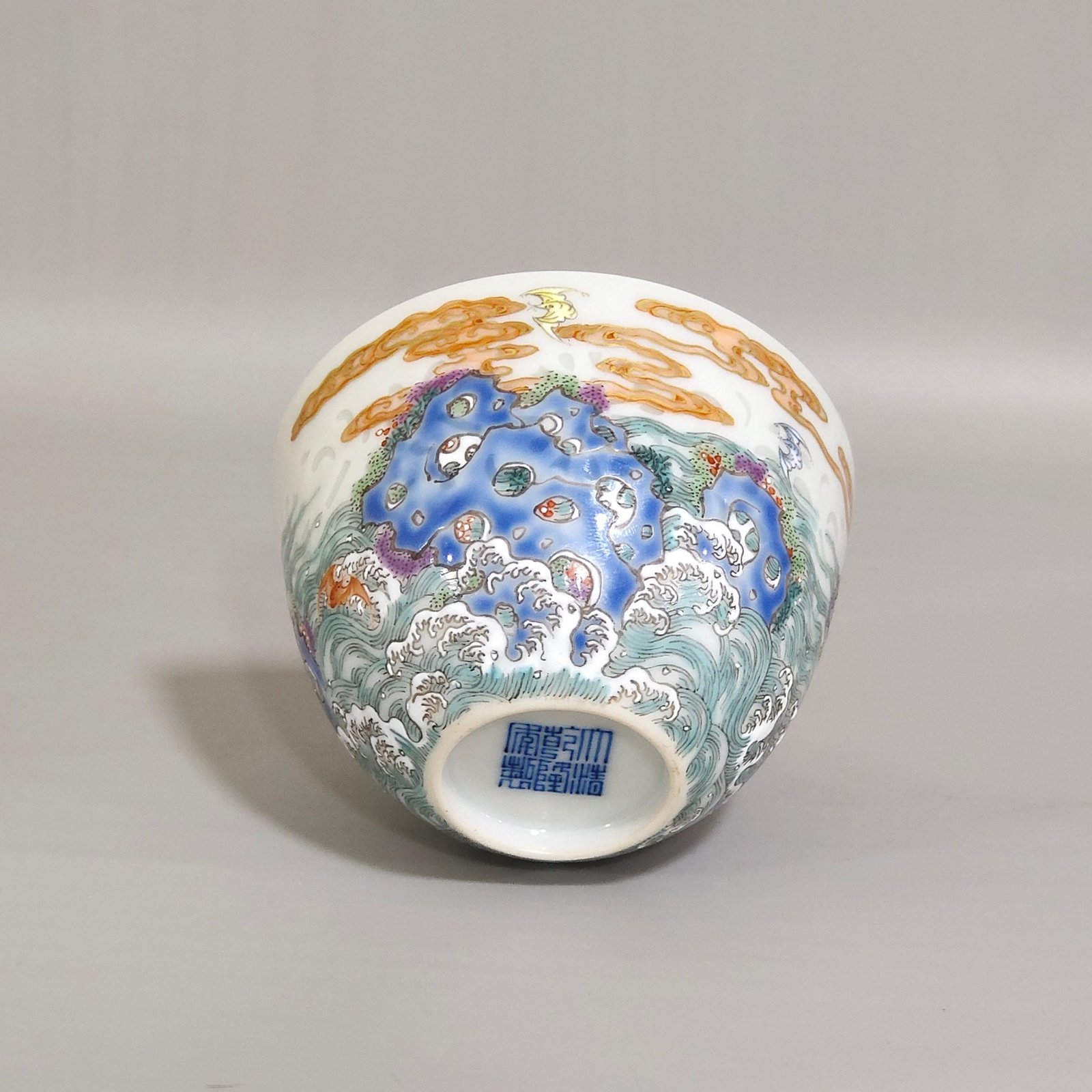 Qing Dynasty Qianlong Fushan Shouhai exquisite cup