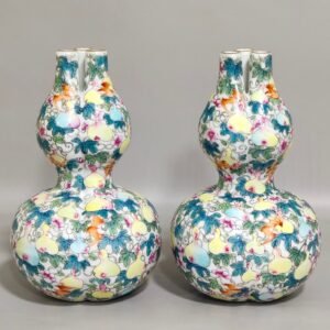 Qing Dynasty Qianlong Fuluwan three tube gourd bottle
