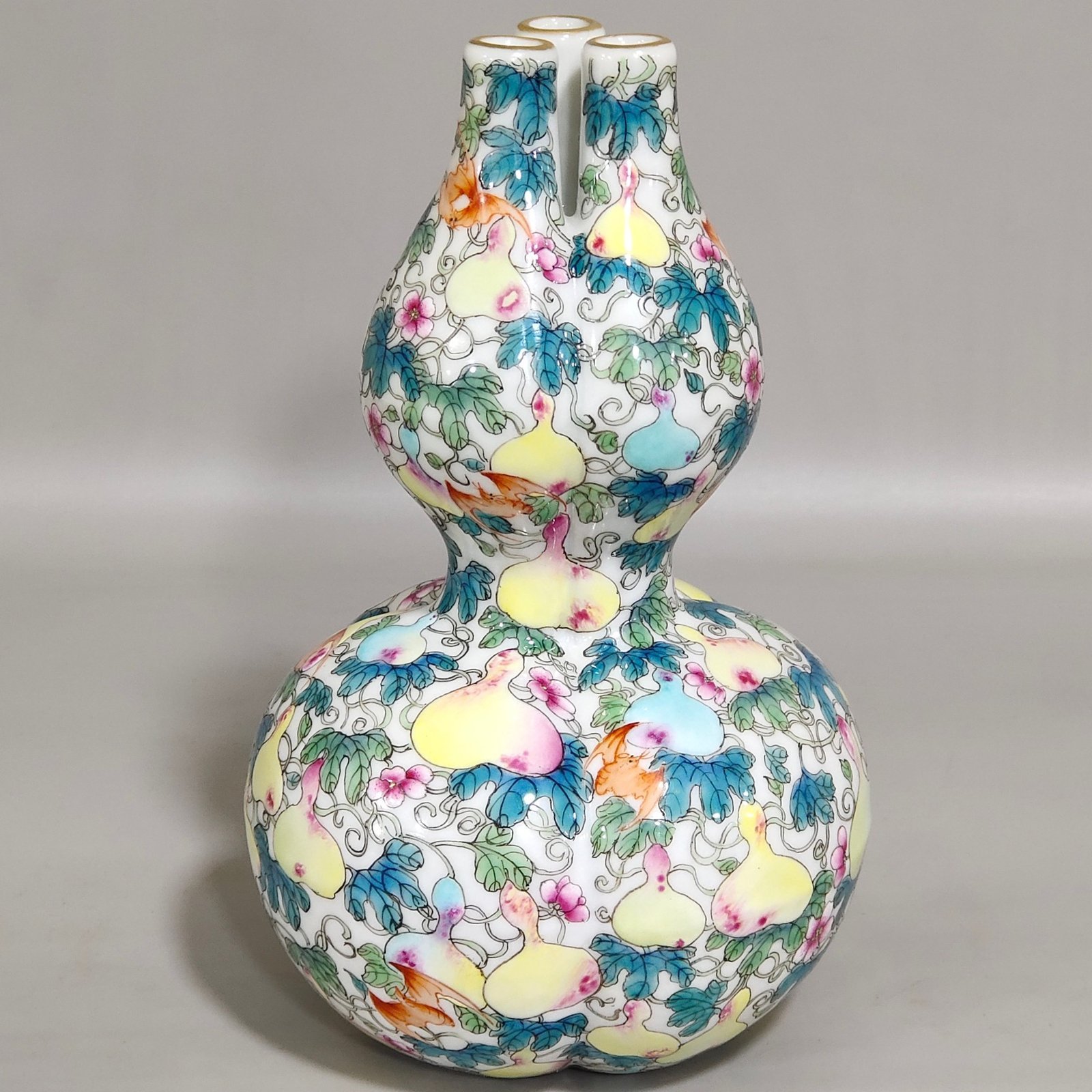 Qing Dynasty Qianlong Fuluwan three tube gourd bottle