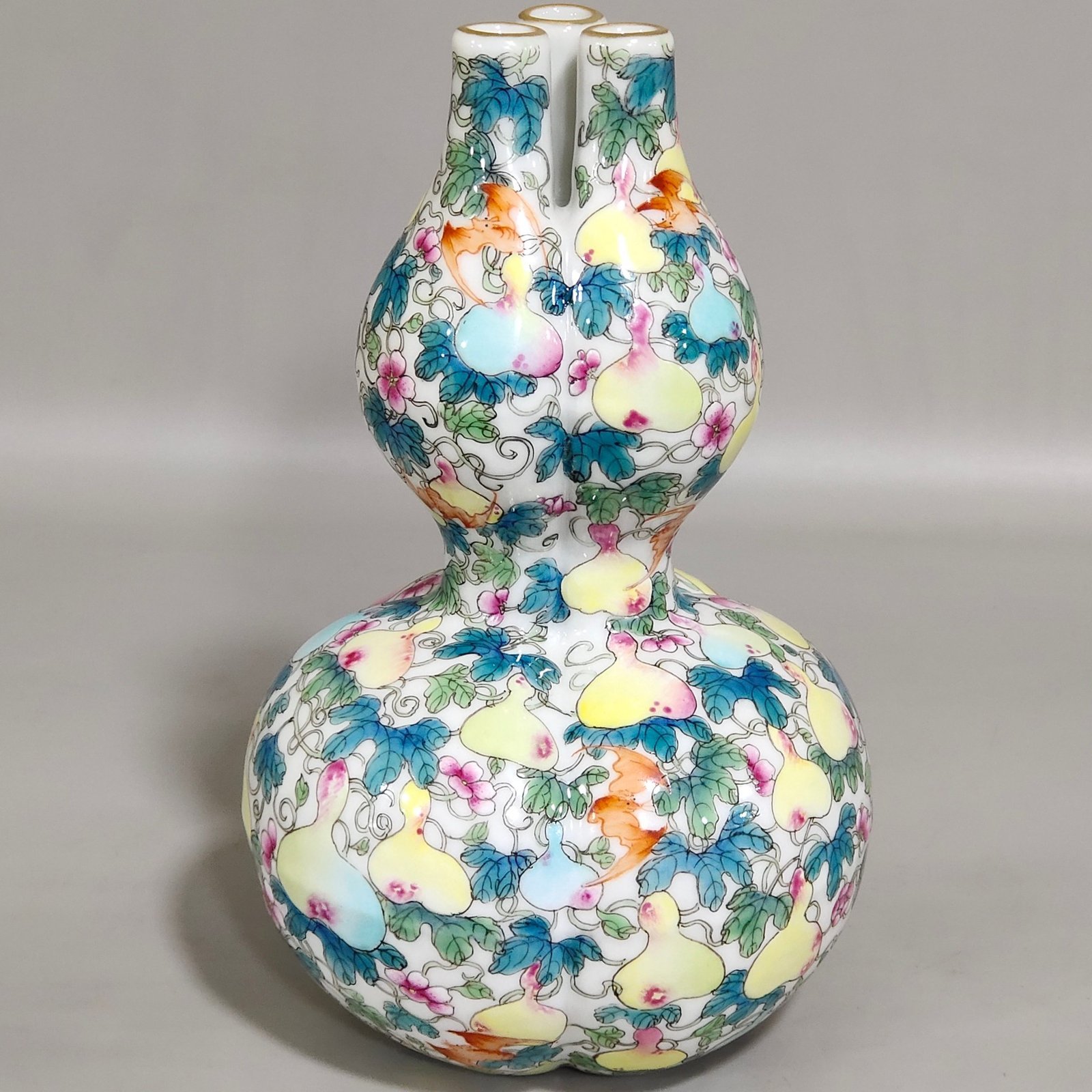 Qing Dynasty Qianlong Fuluwan three tube gourd bottle