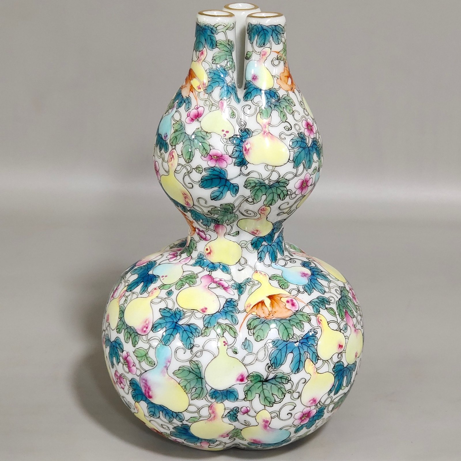Qing Dynasty Qianlong Fuluwan three tube gourd bottle