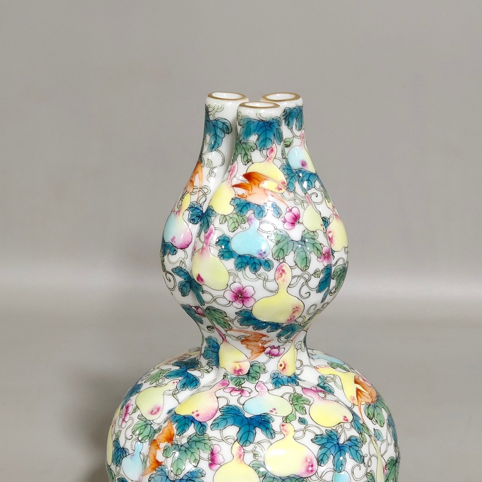 Qing Dynasty Qianlong Fuluwan three tube gourd bottle