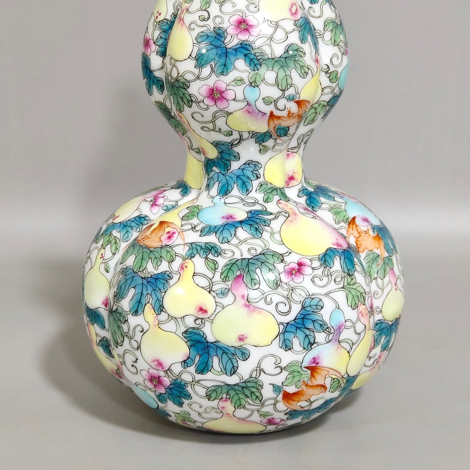 Qing Dynasty Qianlong Fuluwan three tube gourd bottle