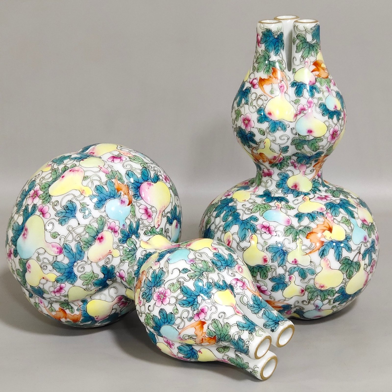 Qing Dynasty Qianlong Fuluwan three tube gourd bottle
