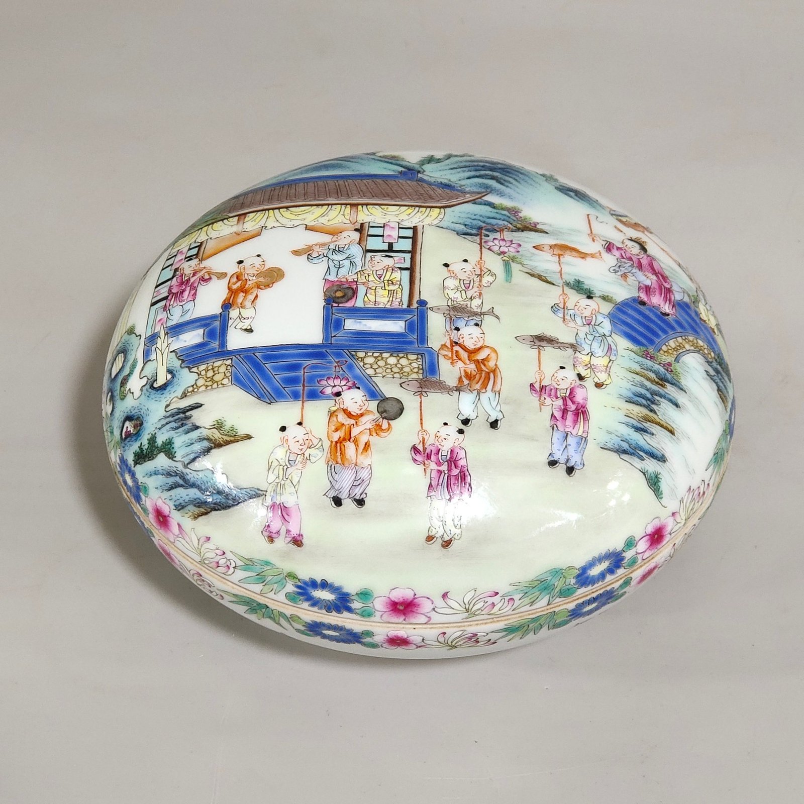 Qing Dynasty Qianlong boy’s spring cover box